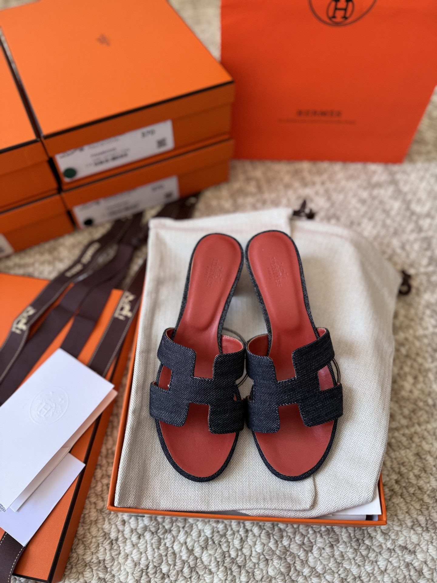 NO:229299,The price of H-troll is a classic and cool and fashionable item. Who doesn’t love it? One of the must-have artifacts for everyone. Classic and high-end, super invincible and easy to match, classic and outdated. There is no fancy design, only super classic H-troll. It is the most suitable for dressing skirts on summer vacation. However, daily matching short skirts, long trousers, shorts are very good, and you don’t have to worry about getting your feet worn alone. It’s easy to match and doesn’t overturn it. It is definitely a classic universal drag. The comfort is really at the ceiling level. No matter how long you walk, you won’t feel tired, and you will have to pedal in summer. It’s impossible to refuse anyone who sees it. It’s really strongly recommended. Fully handmade, one-on-one high-end private customization. This product is a high-end handmade product, and the production period is about 3-4 days. We use imported Italian and European original A-grade leather large sole, imported leather, handmade, and the comfort of the foot is amazing. The original pk version is no pressure at all.  Size 35–39 (34.40.41.42.43 can be customized, but not returned or exchange), slippers, slippers, skirts, shorts, Leather soles19860909价格H拖经典清凉又时尚单品谁不爱呀人手必备神器之一 经典又高级超级无敌好搭配,经典又不过时.没有花里胡哨的设计,只有超级经典的H拖.在夏天度假穿裙子搭配最适合不过,日常搭配短裙长裤短裤都是很好看单穿也不怕会磨脚,搭配起来容易至极,也不翻车,绝对是经典的万能拖.舒适感真的天花板级别,走再久都不觉得累脚夏天懒人一脚蹬必备.谁见都是无法拒绝的,真的是好绝强力推荐 全手工制作,一对一制作高端私人定制. 本产品为高端手工订制产品,制作货期约3–4天左 右 我们采用进口意大利欧洲原A级真皮大底,进口皮质,手工制作,上脚舒适度爆赞 ,随意pk原版丝毫无压力. 码数35–39（34.40.41.42.43可定做,但不退换）,拖鞋,slippers,skirts,shorts,Leather soles,Women's Shoes