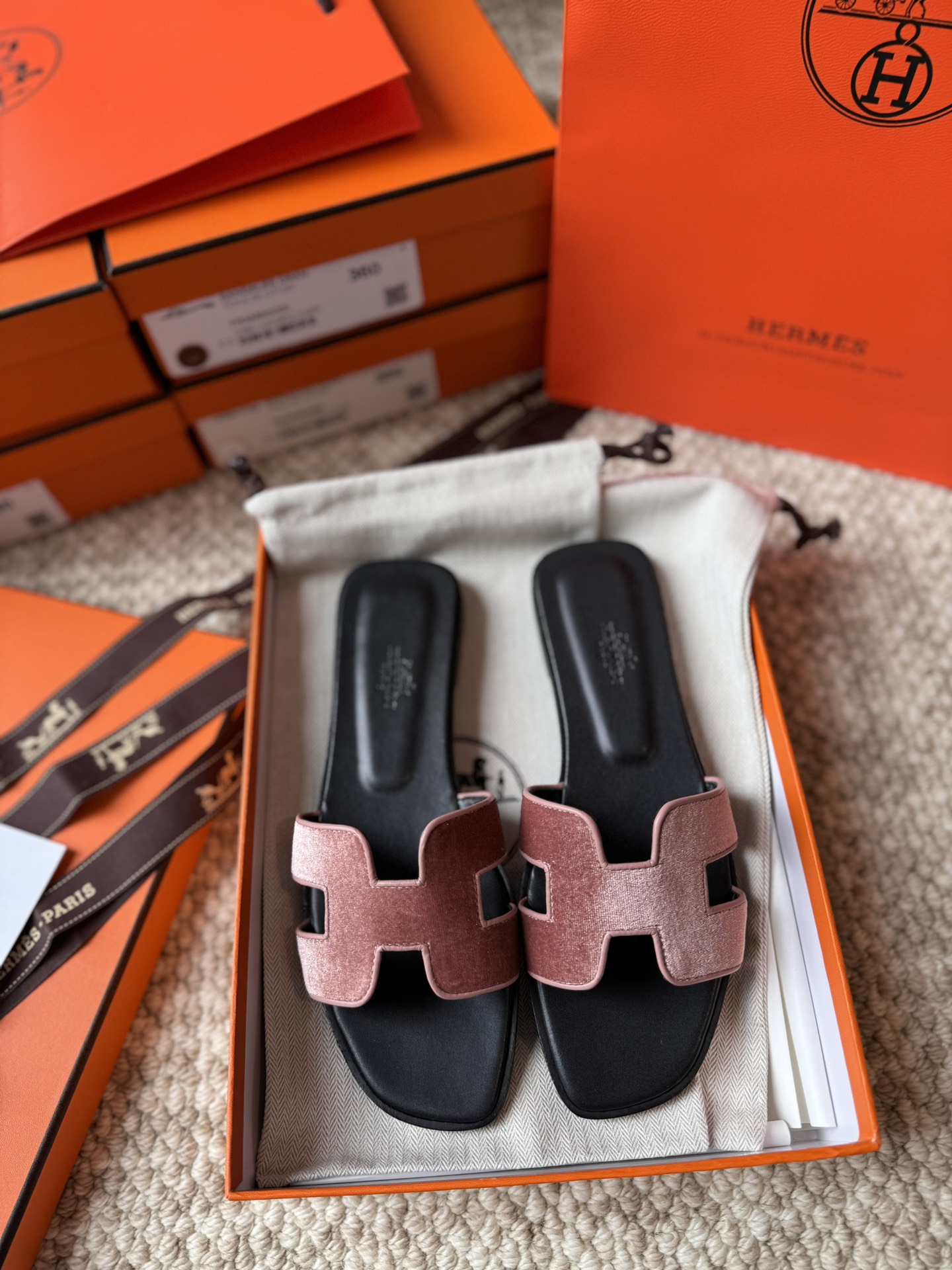 NO:229290,Who doesn't love H-drags? One of the essential tools for everyone. Classic and high-end, super invincible and easy to match, classic and outdated. There is no fancy design, only super classic H-drags. It is most suitable for dressing skirts on summer vacation. However, daily matching short skirts, long trousers, shorts are very good, and you don't have to worry about getting your feet worn alone. It's easy to match and doesn't overturn it. It's definitely a classic universal drag. The comfort is really at the ceiling level. No matter how long you walk, you won't feel tired, and you'll have to pedal in summer. It's impossible to refuse anyone who sees it. It's really strongly recommended. Fully handmade, one-on-one high-end private customization. This product is a high-end handmade product, and the production period is about 3-4 days. We use imported Italian and European original A-grade leather large sole, imported leather, handmade, and the comfort of the foot is amazing. The original pk version is no pressure at all.  Size 35–39 (34.40.41.42.43 can be customized, but not returned or exchange), slippers, slippers, skirts, shorts, Leather soles19860909H拖经典清凉又时尚单品谁不爱呀人手必备神器之一 经典又高级超级无敌好搭配,经典又不过时.没有花里胡哨的设计,只有超级经典的H拖.在夏天度假穿裙子搭配最适合不过,日常搭配短裙长裤短裤都是很好看单穿也不怕会磨脚,搭配起来容易至极,也不翻车,绝对是经典的万能拖.舒适感真的天花板级别,走再久都不觉得累脚夏天懒人一脚蹬必备.谁见都是无法拒绝的,真的是好绝强力推荐 全手工制作,一对一制作高端私人定制. 本产品为高端手工订制产品,制作货期约3–4天左 右 我们采用进口意大利欧洲原A级真皮大底,进口皮质,手工制作,上脚舒适度爆赞 ,随意pk原版丝毫无压力. 码数35–39（34.40.41.42.43可定做,但不退换）,拖鞋,slippers,skirts,shorts,Leather soles,Women's Shoes