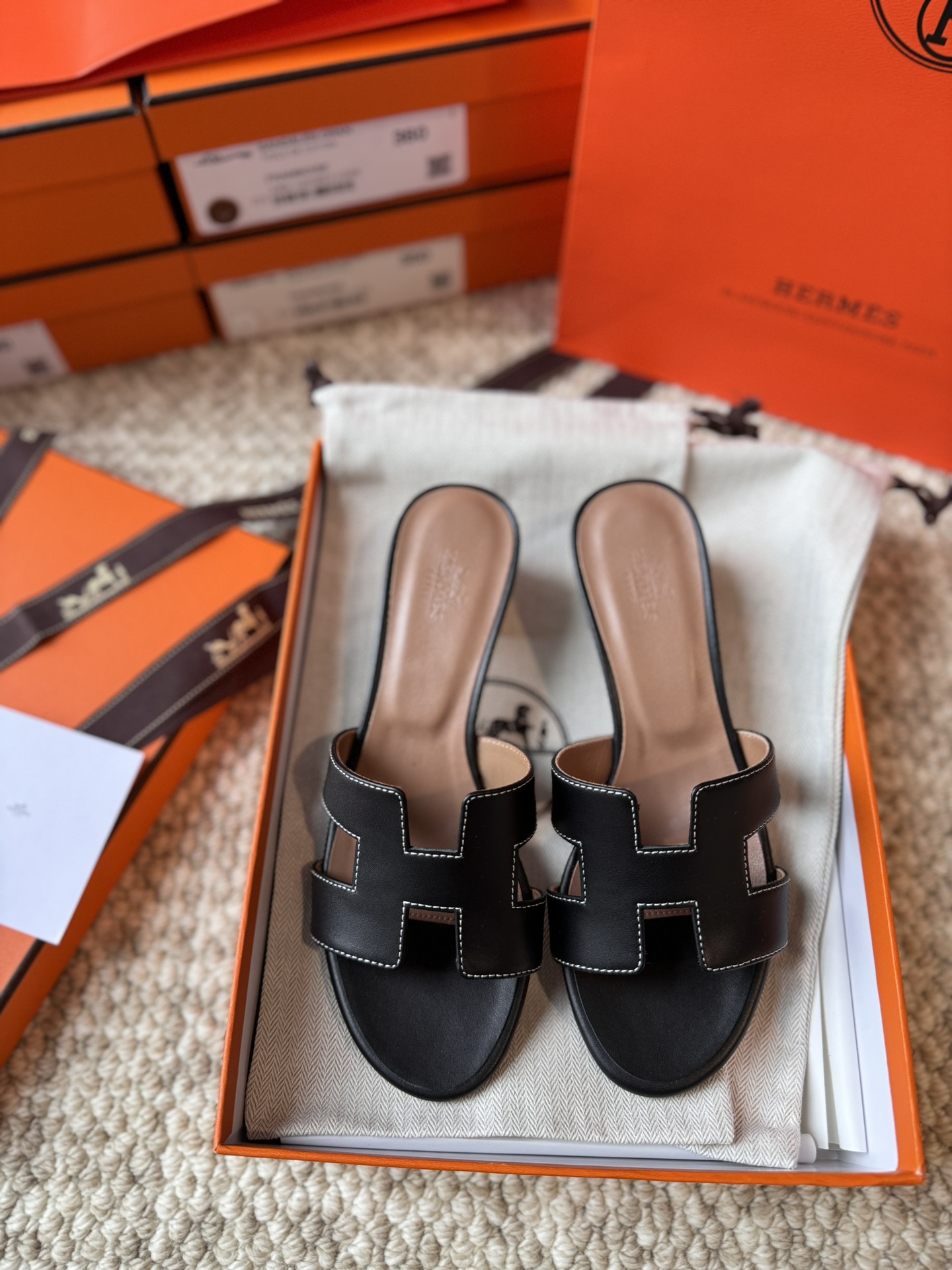 NO:229289,The price of H-troll is a classic and cool and fashionable item. Who doesn’t love it? One of the must-have artifacts for everyone. Classic and high-end, super invincible and easy to match, classic and outdated. There is no fancy design, only super classic H-troll. It is the most suitable for dressing skirts on summer vacation. However, daily matching short skirts, long trousers, shorts are very good, and you don’t have to worry about getting your feet worn alone. It’s easy to match and doesn’t overturn it. It is definitely a classic universal drag. The comfort is really at the ceiling level. No matter how long you walk, you won’t feel tired, and you will have to pedal in summer. It’s impossible to refuse anyone who sees it. It’s really strongly recommended. Fully handmade, one-on-one high-end private customization. This product is a high-end handmade product, and the production period is about 3-4 days. We use imported Italian and European original A-grade leather large sole, imported leather, handmade, and the comfort of the foot is amazing. The original pk version is no pressure at all.  Size 35–39 (34.40.41.42.43 can be customized, but not returned or exchange), slippers, slippers, skirts, shorts, Leather soles19860909价格H拖经典清凉又时尚单品谁不爱呀人手必备神器之一 经典又高级超级无敌好搭配,经典又不过时.没有花里胡哨的设计,只有超级经典的H拖.在夏天度假穿裙子搭配最适合不过,日常搭配短裙长裤短裤都是很好看单穿也不怕会磨脚,搭配起来容易至极,也不翻车,绝对是经典的万能拖.舒适感真的天花板级别,走再久都不觉得累脚夏天懒人一脚蹬必备.谁见都是无法拒绝的,真的是好绝强力推荐 全手工制作,一对一制作高端私人定制. 本产品为高端手工订制产品,制作货期约3–4天左 右 我们采用进口意大利欧洲原A级真皮大底,进口皮质,手工制作,上脚舒适度爆赞 ,随意pk原版丝毫无压力. 码数35–39（34.40.41.42.43可定做,但不退换）,拖鞋,slippers,skirts,shorts,Leather soles,Women's Shoes