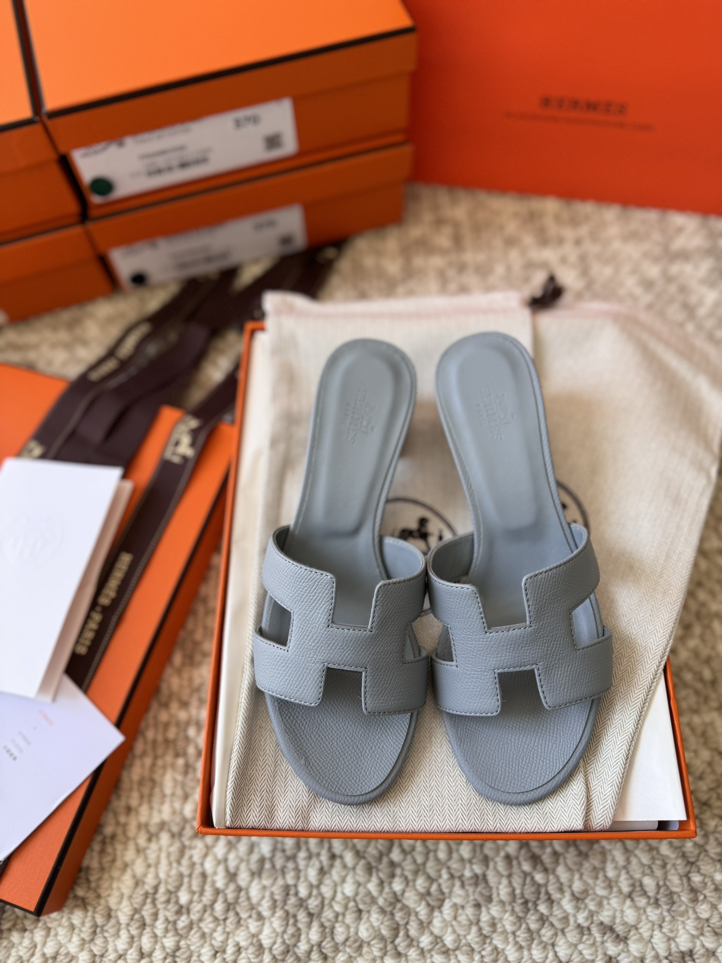 NO:229320,The price of H-troll is a classic and cool and fashionable item. Who doesn’t love it? One of the must-have artifacts for everyone. Classic and high-end, super invincible and easy to match, classic and outdated. There is no fancy design, only super classic H-troll. It is the most suitable for dressing skirts on summer vacation. However, daily matching short skirts, long trousers, shorts are very good, and you don’t have to worry about getting your feet worn alone. It’s easy to match and doesn’t overturn it. It is definitely a classic universal drag. The comfort is really at the ceiling level. No matter how long you walk, you won’t feel tired, and you will have to pedal in summer. It’s impossible to refuse anyone who sees it. It’s really strongly recommended. Fully handmade, one-on-one high-end private customization. This product is a high-end handmade product, and the production period is about 3-4 days. We use imported Italian and European original A-grade leather large sole, imported leather, handmade, and the comfort of the foot is amazing. The original pk version is no pressure at all.  Size 35–39 (34.40.41.42.43 can be customized, but not returned or exchange), slippers, slippers, skirts, shorts, Leather soles19860909价格H拖经典清凉又时尚单品谁不爱呀人手必备神器之一 经典又高级超级无敌好搭配,经典又不过时.没有花里胡哨的设计,只有超级经典的H拖.在夏天度假穿裙子搭配最适合不过,日常搭配短裙长裤短裤都是很好看单穿也不怕会磨脚,搭配起来容易至极,也不翻车,绝对是经典的万能拖.舒适感真的天花板级别,走再久都不觉得累脚夏天懒人一脚蹬必备.谁见都是无法拒绝的,真的是好绝强力推荐 全手工制作,一对一制作高端私人定制. 本产品为高端手工订制产品,制作货期约3–4天左 右 我们采用进口意大利欧洲原A级真皮大底,进口皮质,手工制作,上脚舒适度爆赞 ,随意pk原版丝毫无压力. 码数35–39（34.40.41.42.43可定做,但不退换）,拖鞋,slippers,skirts,shorts,Leather soles,Women's Shoes