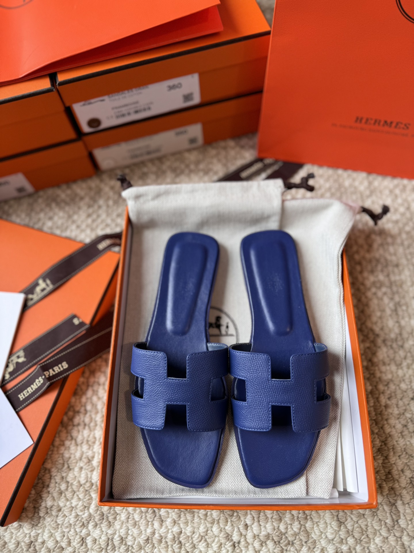 NO:229309,The price of H-troll is a classic and cool and fashionable item. Who doesn’t love it? One of the must-have artifacts for everyone. Classic and high-end, super invincible and easy to match, classic and outdated. There is no fancy design, only super classic H-troll. It is the most suitable for dressing skirts on summer vacation. However, daily matching short skirts, long trousers, shorts are very good, and you don’t have to worry about getting your feet worn alone. It’s easy to match and doesn’t overturn it. It is definitely a classic universal drag. The comfort is really at the ceiling level. No matter how long you walk, you won’t feel tired, and you will have to pedal in summer. It’s impossible to refuse anyone who sees it. It’s really strongly recommended. Fully handmade, one-on-one high-end private customization. This product is a high-end handmade product, and the production period is about 3-4 days. We use imported Italian and European original A-grade leather large sole, imported leather, handmade, and the comfort of the foot is amazing. The original pk version is no pressure at all.  Size 35–39 (34.40.41.42.43 can be customized, but not returned or exchange), slippers, slippers, skirts, shorts, Leather soles19860909价格H拖经典清凉又时尚单品谁不爱呀人手必备神器之一 经典又高级超级无敌好搭配,经典又不过时.没有花里胡哨的设计,只有超级经典的H拖.在夏天度假穿裙子搭配最适合不过,日常搭配短裙长裤短裤都是很好看单穿也不怕会磨脚,搭配起来容易至极,也不翻车,绝对是经典的万能拖.舒适感真的天花板级别,走再久都不觉得累脚夏天懒人一脚蹬必备.谁见都是无法拒绝的,真的是好绝强力推荐 全手工制作,一对一制作高端私人定制. 本产品为高端手工订制产品,制作货期约3–4天左 右 我们采用进口意大利欧洲原A级真皮大底,进口皮质,手工制作,上脚舒适度爆赞 ,随意pk原版丝毫无压力. 码数35–39（34.40.41.42.43可定做,但不退换）,拖鞋,slippers,skirts,shorts,Leather soles,Women's Shoes