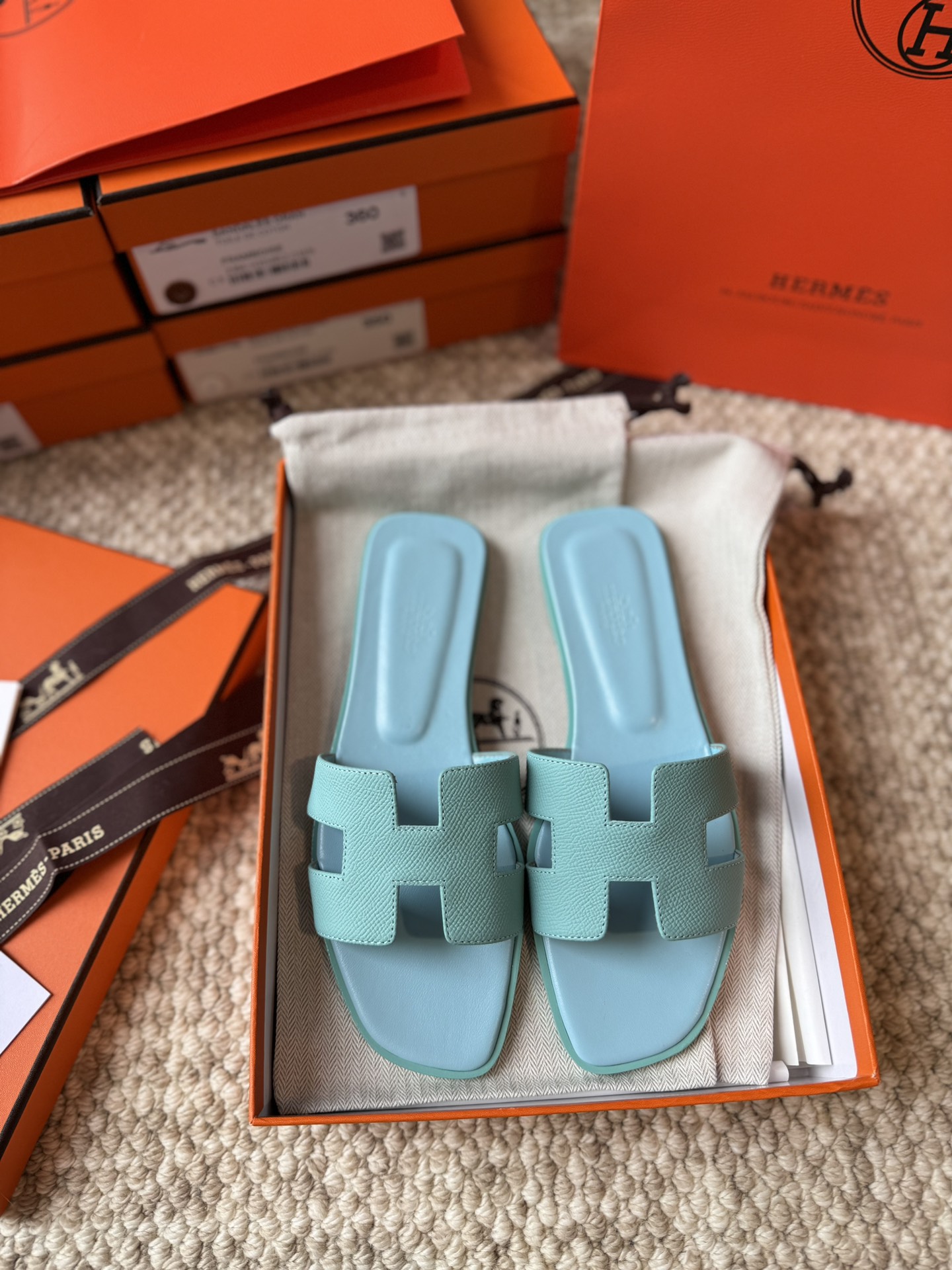 NO:229316,Who doesn't love H-drags? One of the essential tools for everyone. Classic and high-end, super invincible and easy to match, classic and outdated. There is no fancy design, only super classic H-drags. It is most suitable for dressing skirts on summer vacation. However, daily matching short skirts, long trousers, shorts are very good, and you don't have to worry about getting your feet worn alone. It's easy to match and doesn't overturn it. It's definitely a classic universal drag. The comfort is really at the ceiling level. No matter how long you walk, you won't feel tired, and you'll have to pedal in summer. It's impossible to refuse anyone who sees it. It's really strongly recommended. Fully handmade, one-on-one high-end private customization. This product is a high-end handmade product, and the production period is about 3-4 days. We use imported Italian and European original A-grade leather large sole, imported leather, handmade, and the comfort of the foot is amazing. The original pk version is no pressure at all.  Size 35–39 (34.40.41.42.43 can be customized, but not returned or exchange), slippers, slippers, skirts, shorts, Leather soles19860909H拖经典清凉又时尚单品谁不爱呀人手必备神器之一 经典又高级超级无敌好搭配,经典又不过时.没有花里胡哨的设计,只有超级经典的H拖.在夏天度假穿裙子搭配最适合不过,日常搭配短裙长裤短裤都是很好看单穿也不怕会磨脚,搭配起来容易至极,也不翻车,绝对是经典的万能拖.舒适感真的天花板级别,走再久都不觉得累脚夏天懒人一脚蹬必备.谁见都是无法拒绝的,真的是好绝强力推荐 全手工制作,一对一制作高端私人定制. 本产品为高端手工订制产品,制作货期约3–4天左 右 我们采用进口意大利欧洲原A级真皮大底,进口皮质,手工制作,上脚舒适度爆赞 ,随意pk原版丝毫无压力. 码数35–39（34.40.41.42.43可定做,但不退换）,拖鞋,slippers,skirts,shorts,Leather soles,Women's Shoes