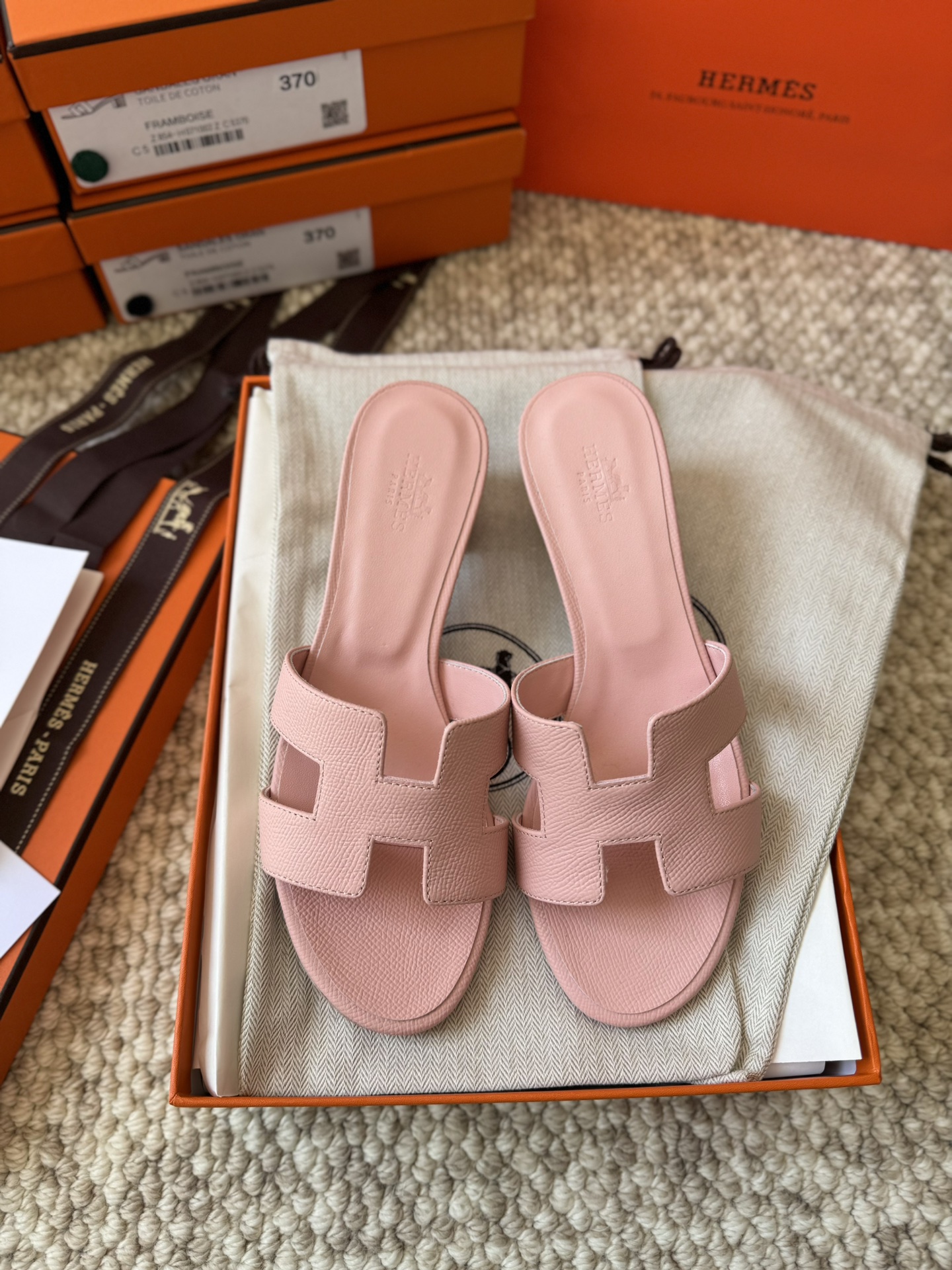 NO:229284,The price of H-troll is a classic and cool and fashionable item. Who doesn’t love it? One of the must-have artifacts for everyone. Classic and high-end, super invincible and easy to match, classic and outdated. There is no fancy design, only super classic H-troll. It is the most suitable for dressing skirts on summer vacation. However, daily matching short skirts, long trousers, shorts are very good, and you don’t have to worry about getting your feet worn alone. It’s easy to match and doesn’t overturn it. It is definitely a classic universal drag. The comfort is really at the ceiling level. No matter how long you walk, you won’t feel tired, and you will have to pedal in summer. It’s impossible to refuse anyone who sees it. It’s really strongly recommended. Fully handmade, one-on-one high-end private customization. This product is a high-end handmade product, and the production period is about 3-4 days. We use imported Italian and European original A-grade leather large sole, imported leather, handmade, and the comfort of the foot is amazing. The original pk version is no pressure at all.  Size 35–39 (34.40.41.42.43 can be customized, but not returned or exchange), slippers, slippers, skirts, shorts, Leather soles19860909价格H拖经典清凉又时尚单品谁不爱呀人手必备神器之一 经典又高级超级无敌好搭配,经典又不过时.没有花里胡哨的设计,只有超级经典的H拖.在夏天度假穿裙子搭配最适合不过,日常搭配短裙长裤短裤都是很好看单穿也不怕会磨脚,搭配起来容易至极,也不翻车,绝对是经典的万能拖.舒适感真的天花板级别,走再久都不觉得累脚夏天懒人一脚蹬必备.谁见都是无法拒绝的,真的是好绝强力推荐 全手工制作,一对一制作高端私人定制. 本产品为高端手工订制产品,制作货期约3–4天左 右 我们采用进口意大利欧洲原A级真皮大底,进口皮质,手工制作,上脚舒适度爆赞 ,随意pk原版丝毫无压力. 码数35–39（34.40.41.42.43可定做,但不退换）,拖鞋,slippers,skirts,shorts,Leather soles,Women's Shoes