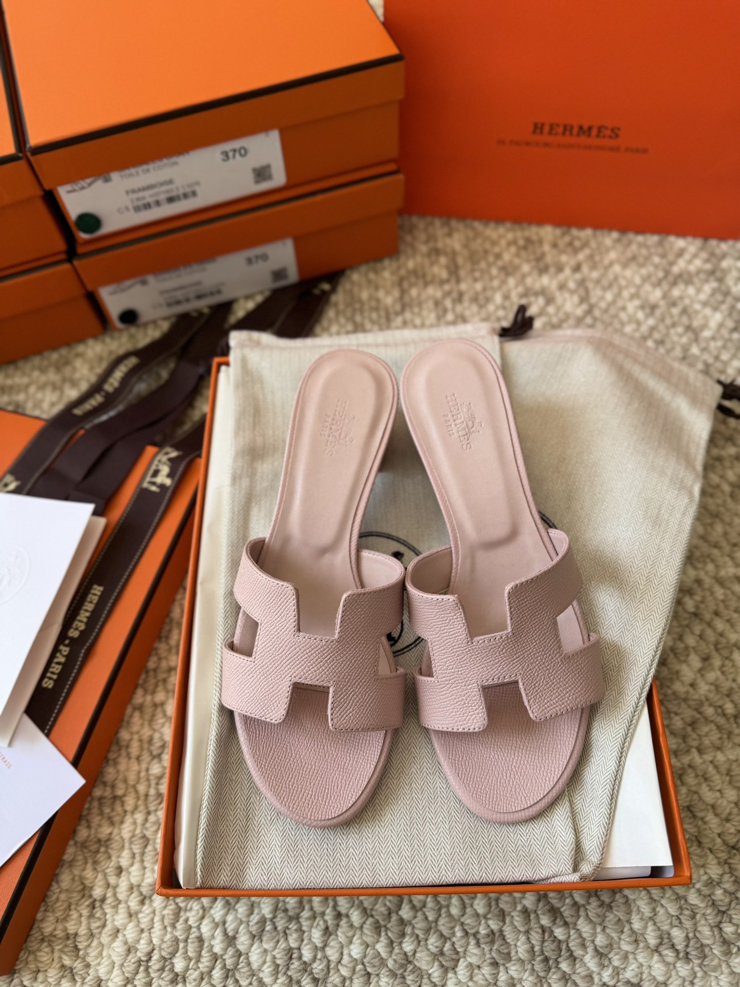 NO:229280,The price of H-troll is a classic and cool and fashionable item. Who doesn’t love it? One of the must-have artifacts for everyone. Classic and high-end, super invincible and easy to match, classic and outdated. There is no fancy design, only super classic H-troll. It is the most suitable for dressing skirts on summer vacation. However, daily matching short skirts, long trousers, shorts are very good, and you don’t have to worry about getting your feet worn alone. It’s easy to match and doesn’t overturn it. It is definitely a classic universal drag. The comfort is really at the ceiling level. No matter how long you walk, you won’t feel tired, and you will have to pedal in summer. It’s impossible to refuse anyone who sees it. It’s really strongly recommended. Fully handmade, one-on-one high-end private customization. This product is a high-end handmade product, and the production period is about 3-4 days. We use imported Italian and European original A-grade leather large sole, imported leather, handmade, and the comfort of the foot is amazing. The original pk version is no pressure at all.  Size 35–39 (34.40.41.42.43 can be customized, but not returned or exchange), slippers, slippers, skirts, shorts, Leather soles19860909价格H拖经典清凉又时尚单品谁不爱呀人手必备神器之一 经典又高级超级无敌好搭配,经典又不过时.没有花里胡哨的设计,只有超级经典的H拖.在夏天度假穿裙子搭配最适合不过,日常搭配短裙长裤短裤都是很好看单穿也不怕会磨脚,搭配起来容易至极,也不翻车,绝对是经典的万能拖.舒适感真的天花板级别,走再久都不觉得累脚夏天懒人一脚蹬必备.谁见都是无法拒绝的,真的是好绝强力推荐 全手工制作,一对一制作高端私人定制. 本产品为高端手工订制产品,制作货期约3–4天左 右 我们采用进口意大利欧洲原A级真皮大底,进口皮质,手工制作,上脚舒适度爆赞 ,随意pk原版丝毫无压力. 码数35–39（34.40.41.42.43可定做,但不退换）,拖鞋,slippers,skirts,shorts,Leather soles,Women's Shoes