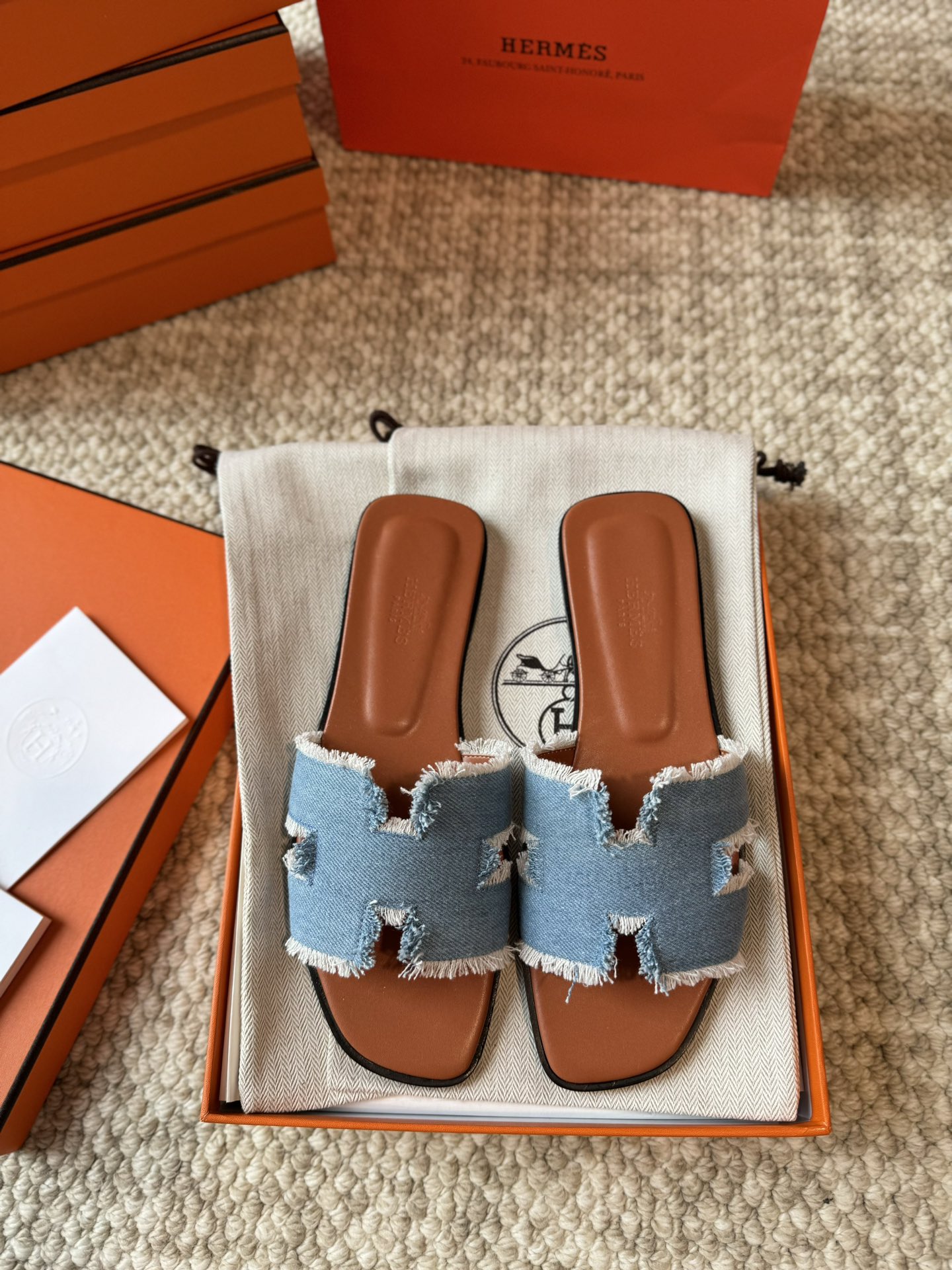 NO:229300,Who doesn't love H-drags? One of the essential tools for everyone. Classic and high-end, super invincible and easy to match, classic and outdated. There is no fancy design, only super classic H-drags. It is most suitable for dressing skirts on summer vacation. However, daily matching short skirts, long trousers, shorts are very good, and you don't have to worry about getting your feet worn alone. It's easy to match and doesn't overturn it. It's definitely a classic universal drag. The comfort is really at the ceiling level. No matter how long you walk, you won't feel tired, and you'll have to pedal in summer. It's impossible to refuse anyone who sees it. It's really strongly recommended. Fully handmade, one-on-one high-end private customization. This product is a high-end handmade product, and the production period is about 3-4 days. We use imported Italian and European original A-grade leather large sole, imported leather, handmade, and the comfort of the foot is amazing. The original pk version is no pressure at all.  Size 35–39 (34.40.41.42.43 can be customized, but not returned or exchange), slippers, slippers, skirts, shorts, Leather soles19860909H拖经典清凉又时尚单品谁不爱呀人手必备神器之一 经典又高级超级无敌好搭配,经典又不过时.没有花里胡哨的设计,只有超级经典的H拖.在夏天度假穿裙子搭配最适合不过,日常搭配短裙长裤短裤都是很好看单穿也不怕会磨脚,搭配起来容易至极,也不翻车,绝对是经典的万能拖.舒适感真的天花板级别,走再久都不觉得累脚夏天懒人一脚蹬必备.谁见都是无法拒绝的,真的是好绝强力推荐 全手工制作,一对一制作高端私人定制. 本产品为高端手工订制产品,制作货期约3–4天左 右 我们采用进口意大利欧洲原A级真皮大底,进口皮质,手工制作,上脚舒适度爆赞 ,随意pk原版丝毫无压力. 码数35–39（34.40.41.42.43可定做,但不退换）,拖鞋,slippers,skirts,shorts,Leather soles,Women's Shoes