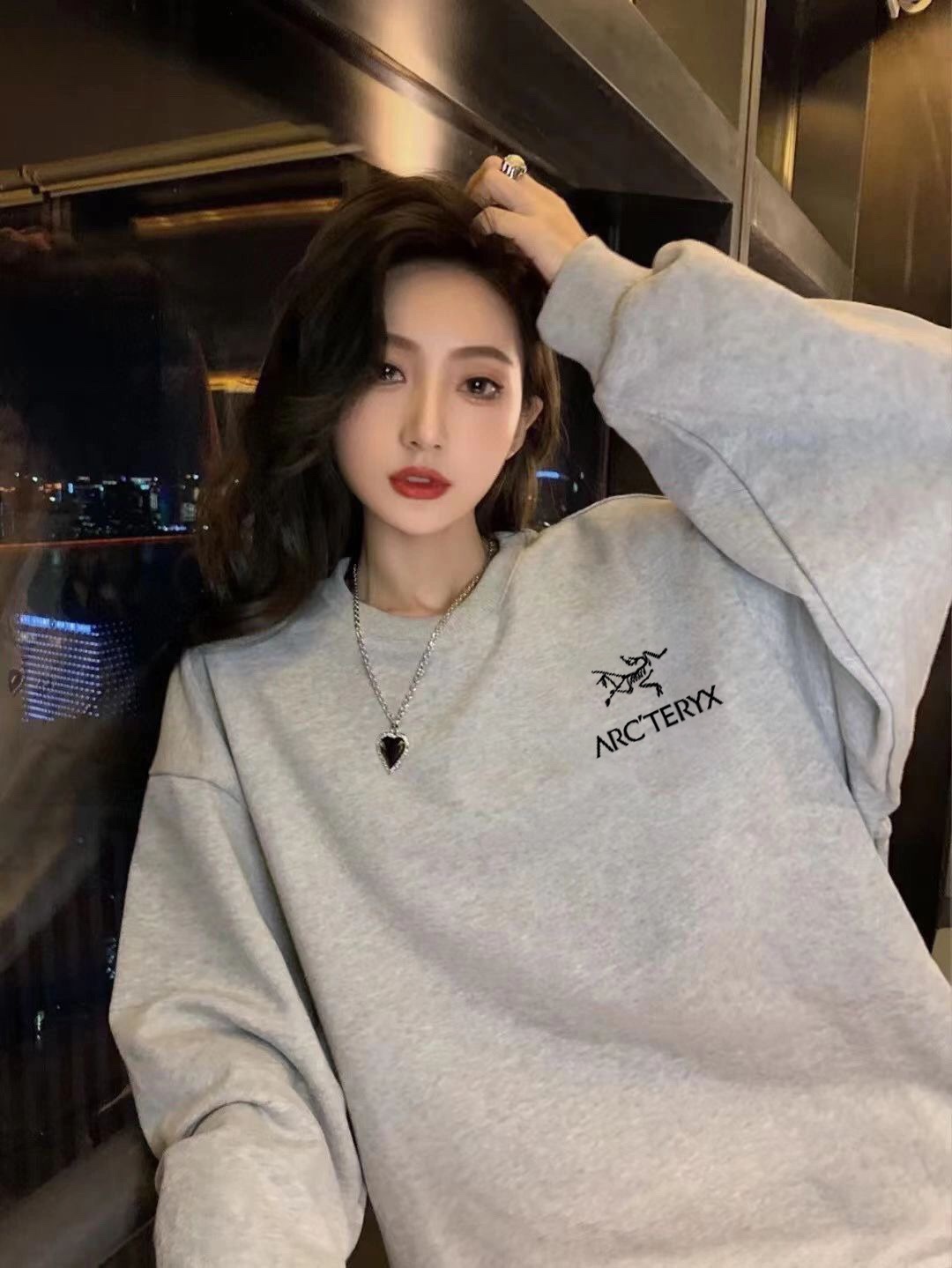 90💰
始祖鸟胸前印花logo圆领卫衣
这个胸前小标太适合和男朋友一起穿了
灰色运动系的圆领卫衣
宽松版型 遮肉神器
运动风穿搭年龄又洋气
能打造出活力又休闲的街头感✅面料采用340g华棉进口面料舒适 绿色环保健康
✅印花采用环保材质手感细腻精湛不易掉
超人气单品 ,|情侣推荐款瓶| 换季百搭
任何身材都可驾驭 秋冬内搭外穿都🉑
颜色:黑色/白色
身高体重对照表
尺码 衣长 胸围 建议身高 建议体重
M 66 116 150-160cm 90-110斤
L 68 118 160-170cm 110-130斤
XL 70 120 170-175cm 130-145斤
XXL 72 124 175-180cm 145-155斤
3XL 74 128 175-185cm 160-185斤
⚠️【二百斤+可联系客服定制】
(手工测量存在1-3cm内误差
