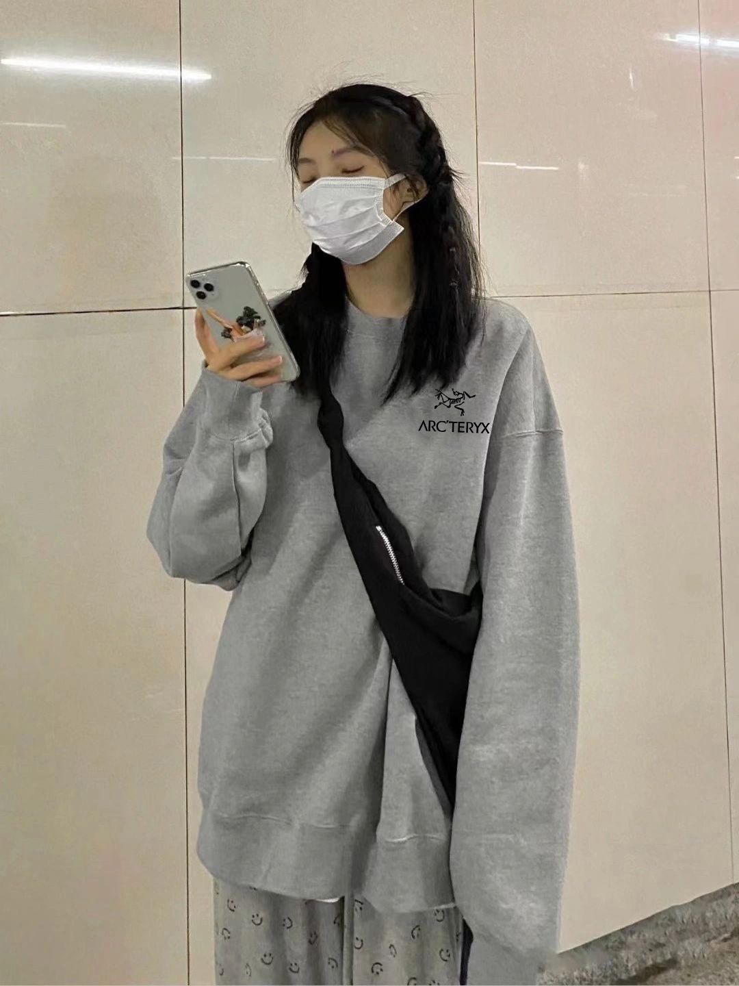 90💰
始祖鸟胸前印花logo圆领卫衣
这个胸前小标太适合和男朋友一起穿了
灰色运动系的圆领卫衣
宽松版型 遮肉神器
运动风穿搭年龄又洋气
能打造出活力又休闲的街头感✅面料采用340g华棉进口面料舒适 绿色环保健康
✅印花采用环保材质手感细腻精湛不易掉
超人气单品 ,|情侣推荐款瓶| 换季百搭
任何身材都可驾驭 秋冬内搭外穿都🉑
颜色:黑色/白色
身高体重对照表
尺码 衣长 胸围 建议身高 建议体重
M 66 116 150-160cm 90-110斤
L 68 118 160-170cm 110-130斤
XL 70 120 170-175cm 130-145斤
XXL 72 124 175-180cm 145-155斤
3XL 74 128 175-185cm 160-185斤
⚠️【二百斤+可联系客服定制】
(手工测量存在1-3cm内误差