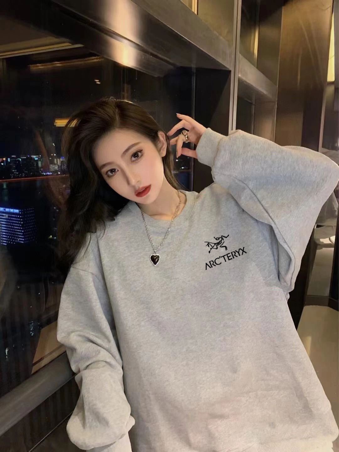 90💰
始祖鸟胸前印花logo圆领卫衣
这个胸前小标太适合和男朋友一起穿了
灰色运动系的圆领卫衣
宽松版型 遮肉神器
运动风穿搭年龄又洋气
能打造出活力又休闲的街头感✅面料采用340g华棉进口面料舒适 绿色环保健康
✅印花采用环保材质手感细腻精湛不易掉
超人气单品 ,|情侣推荐款瓶| 换季百搭
任何身材都可驾驭 秋冬内搭外穿都🉑
颜色:黑色/白色
身高体重对照表
尺码 衣长 胸围 建议身高 建议体重
M 66 116 150-160cm 90-110斤
L 68 118 160-170cm 110-130斤
XL 70 120 170-175cm 130-145斤
XXL 72 124 175-180cm 145-155斤
3XL 74 128 175-185cm 160-185斤
⚠️【二百斤+可联系客服定制】
(手工测量存在1-3cm内误差