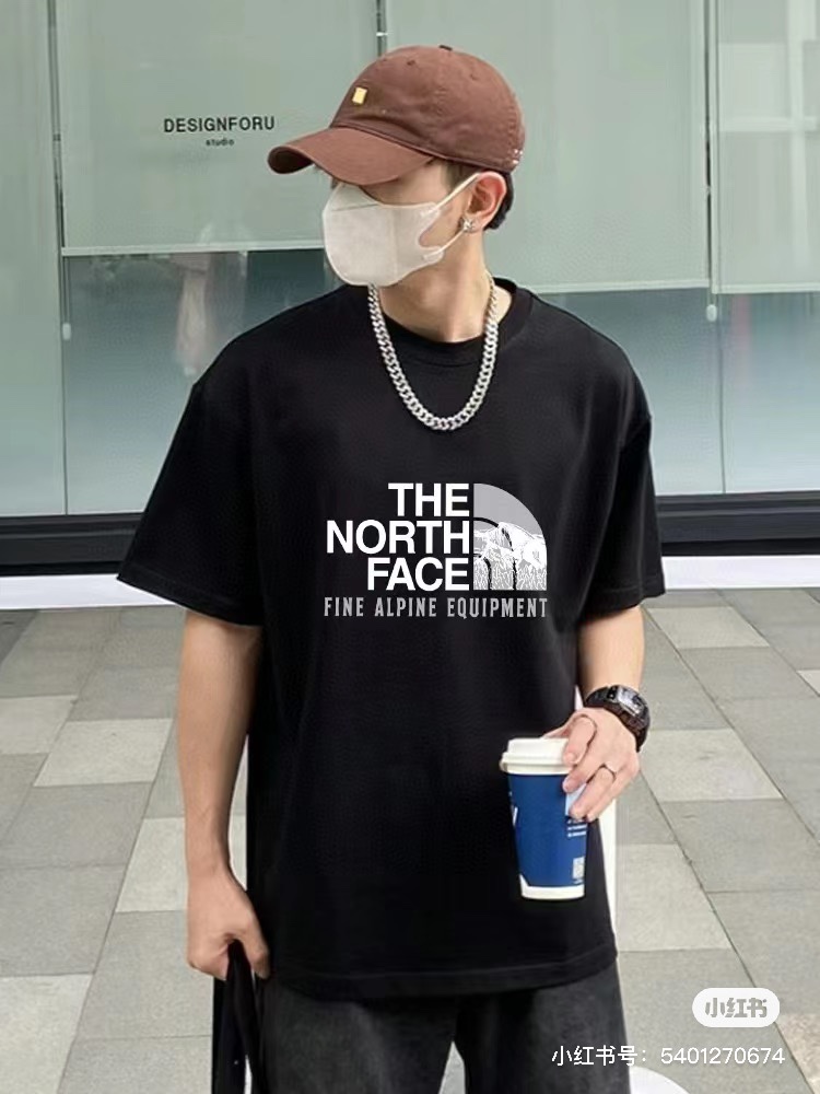 P59💰 【北面短袖】 专柜同款上市，本季主打北面短袖，零退货率上身效果完美，货源充足，放心主推！🌹【推荐】自由搭配！高端面料（质量好）， 品名北面短袖 品牌：北面 颜色：黑色 白色 铁灰色 类别：T恤 尺码：S M L XL XXL