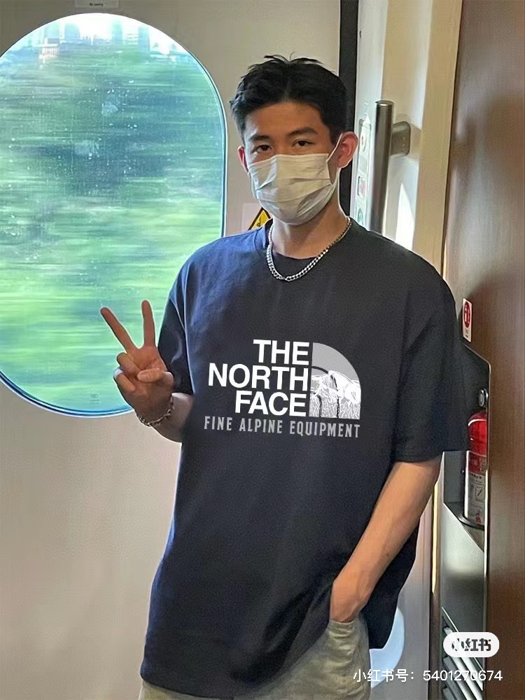 P59💰 【北面短袖】 专柜同款上市，本季主打北面短袖，零退货率上身效果完美，货源充足，放心主推！🌹【推荐】自由搭配！高端面料（质量好）， 品名北面短袖 品牌：北面 颜色：黑色 白色 铁灰色 类别：T恤 尺码：S M L XL XXL