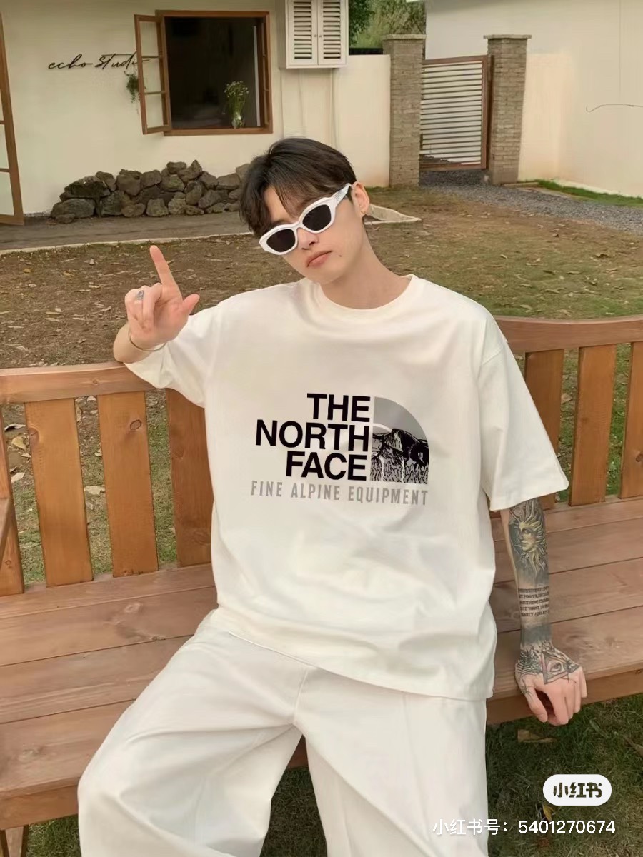 P59💰 【北面短袖】 专柜同款上市，本季主打北面短袖，零退货率上身效果完美，货源充足，放心主推！🌹【推荐】自由搭配！高端面料（质量好）， 品名北面短袖 品牌：北面 颜色：黑色 白色 铁灰色 类别：T恤 尺码：S M L XL XXL