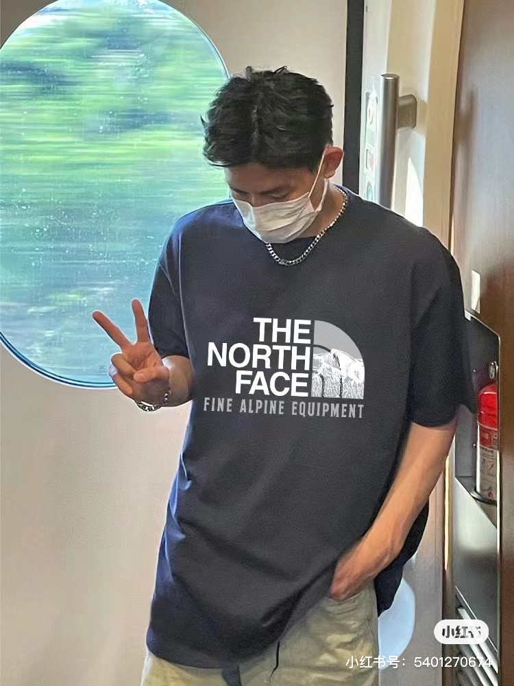 P59💰 【北面短袖】 专柜同款上市，本季主打北面短袖，零退货率上身效果完美，货源充足，放心主推！🌹【推荐】自由搭配！高端面料（质量好）， 品名北面短袖 品牌：北面 颜色：黑色 白色 铁灰色 类别：T恤 尺码：S M L XL XXL