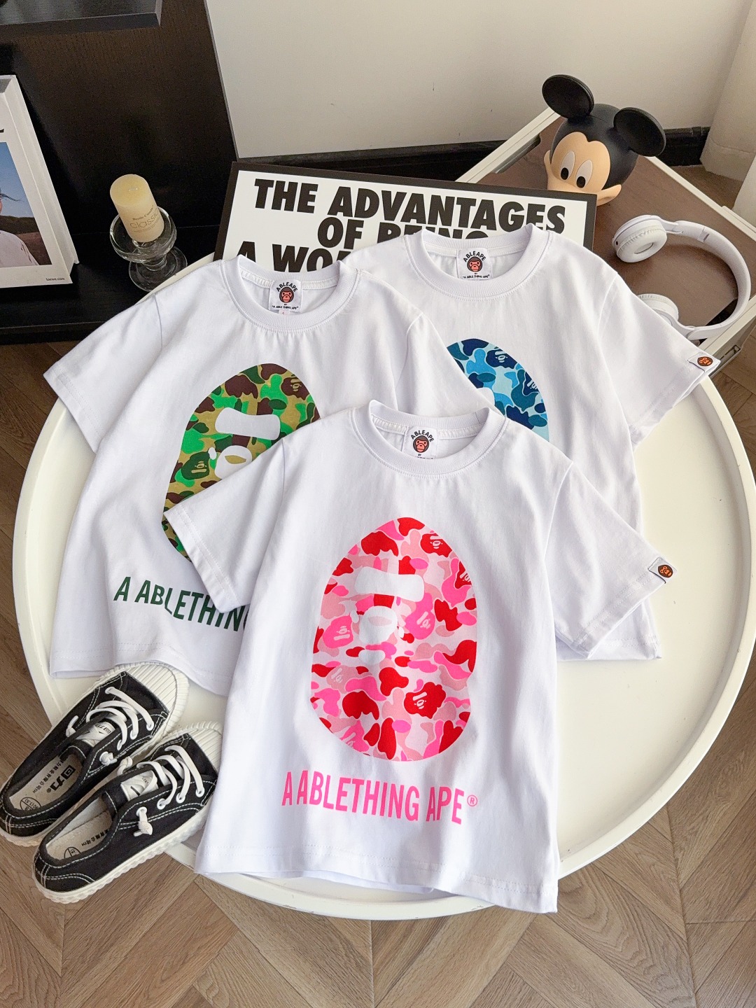 A ABLETHING APE 新款短袖❤️ 干干净净的白色配上靓丽的印花色彩 太好看了，男女宝同款 日常 户外都好看，高品质纯棉面料，柔软透气 夏天穿超舒服🌈 尺码110-170