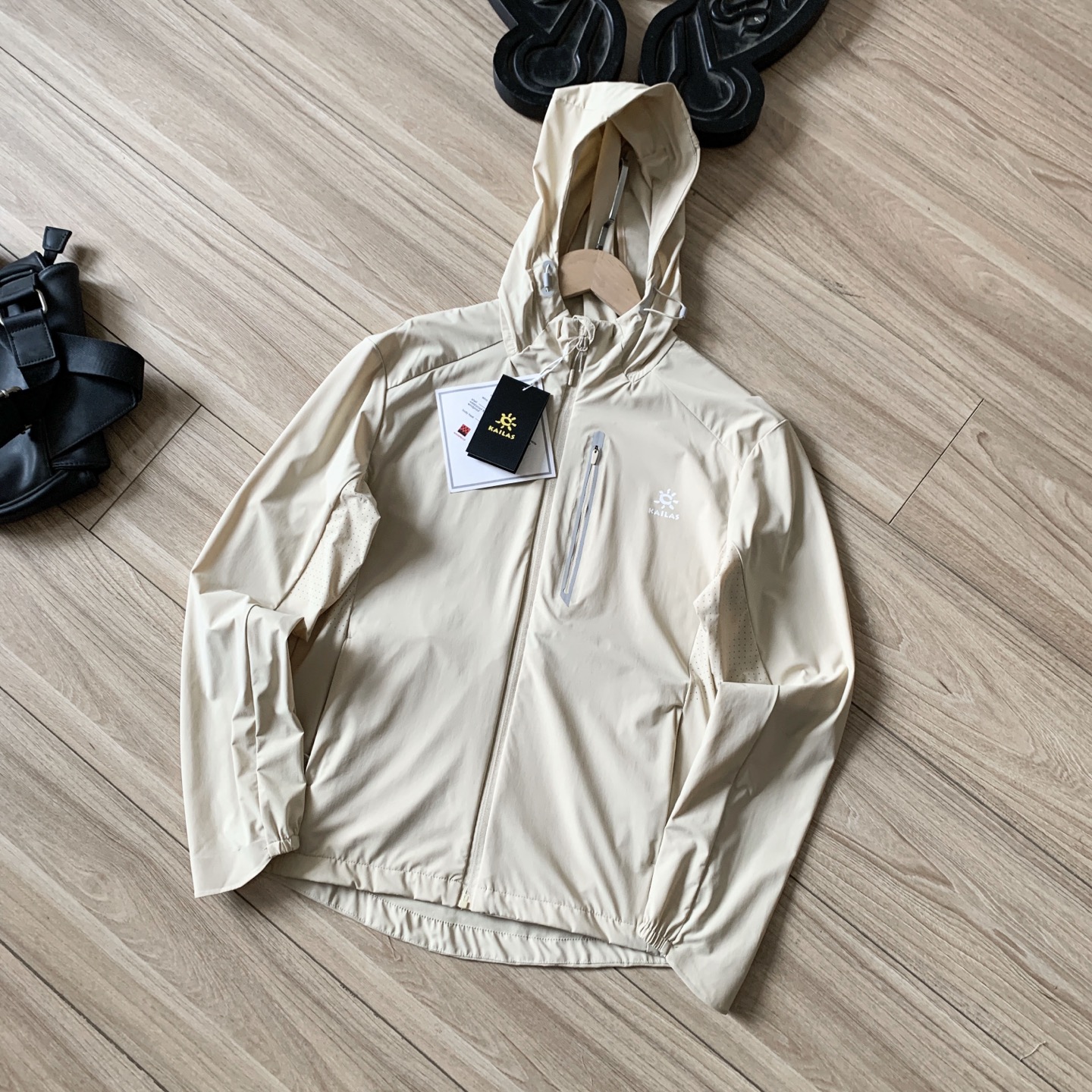 Kailas Chaqueta Ligera con Capucha para Mujer, Protección Solar UPF 50+ 3 i1746440097975 302 0 5