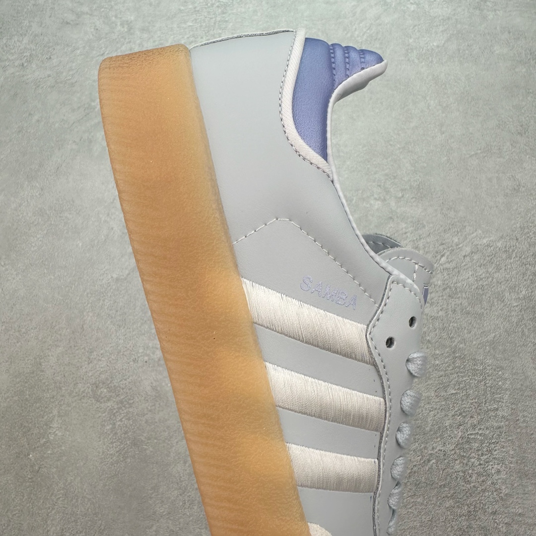 图片[6]-＃福利特价 AD Samba XLG 桑巴舞加大厚底版系列德训风百搭松糕休闲运动板鞋生胶底 自Originals Samba成功借势Blokecore风潮一跃成为街头巷尾的焦点鞋款后,不论是围绕Samba本身打造的各式「变种版本」,还是以Samba为蓝本打造联名鞋款,都成为了时尚潮流人士日常穿搭首选。Samba XLG是adidas Originals不断扩展XLG系列的一部分,旨在与年轻文化相契合,迎合那些希望通过个性时尚表达自我而不愿牺牲舒适度的年轻群体。街头时尚领域的Gen Z特别偏爱宽松的穿着风格。Samba XLG针对这一点做了创新。它在延续Samba OG经典设计的基础上,迎合年轻群体的穿着习惯,重塑为宽大的鞋身比例轮廓以及加厚中底,让消费者轻松展示自己独特的风格。全新的Samba XLG系列不仅迎合了当下年轻群体的穿搭习惯,加宽了鞋身比例以及将中底进一步增厚,在视觉比例上更加饱满,同时还保留了经典Samba的细节,这样一来,鞋迷朋友在穿搭上不仅能更加个性化,而且还能延续一定的复古感受。尺码：36 36⅔ 37⅓ 38 38⅔ 39⅓ 40 40⅔ 41⅓ 42 42⅔ 43⅓ 44 45-选品中心