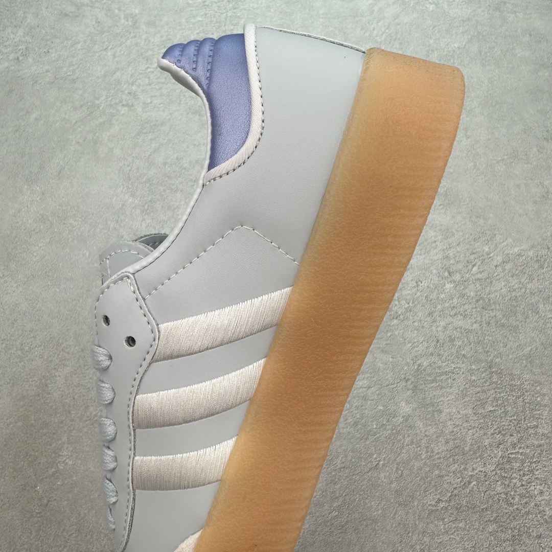 图片[7]-＃福利特价 AD Samba XLG 桑巴舞加大厚底版系列德训风百搭松糕休闲运动板鞋生胶底 自Originals Samba成功借势Blokecore风潮一跃成为街头巷尾的焦点鞋款后,不论是围绕Samba本身打造的各式「变种版本」,还是以Samba为蓝本打造联名鞋款,都成为了时尚潮流人士日常穿搭首选。Samba XLG是adidas Originals不断扩展XLG系列的一部分,旨在与年轻文化相契合,迎合那些希望通过个性时尚表达自我而不愿牺牲舒适度的年轻群体。街头时尚领域的Gen Z特别偏爱宽松的穿着风格。Samba XLG针对这一点做了创新。它在延续Samba OG经典设计的基础上,迎合年轻群体的穿着习惯,重塑为宽大的鞋身比例轮廓以及加厚中底,让消费者轻松展示自己独特的风格。全新的Samba XLG系列不仅迎合了当下年轻群体的穿搭习惯,加宽了鞋身比例以及将中底进一步增厚,在视觉比例上更加饱满,同时还保留了经典Samba的细节,这样一来,鞋迷朋友在穿搭上不仅能更加个性化,而且还能延续一定的复古感受。尺码：36 36⅔ 37⅓ 38 38⅔ 39⅓ 40 40⅔ 41⅓ 42 42⅔ 43⅓ 44 45-选品中心