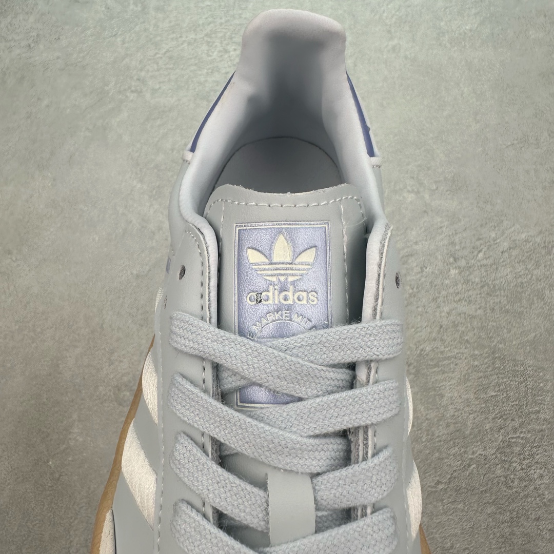 图片[5]-＃福利特价 AD Samba XLG 桑巴舞加大厚底版系列德训风百搭松糕休闲运动板鞋生胶底 自Originals Samba成功借势Blokecore风潮一跃成为街头巷尾的焦点鞋款后,不论是围绕Samba本身打造的各式「变种版本」,还是以Samba为蓝本打造联名鞋款,都成为了时尚潮流人士日常穿搭首选。Samba XLG是adidas Originals不断扩展XLG系列的一部分,旨在与年轻文化相契合,迎合那些希望通过个性时尚表达自我而不愿牺牲舒适度的年轻群体。街头时尚领域的Gen Z特别偏爱宽松的穿着风格。Samba XLG针对这一点做了创新。它在延续Samba OG经典设计的基础上,迎合年轻群体的穿着习惯,重塑为宽大的鞋身比例轮廓以及加厚中底,让消费者轻松展示自己独特的风格。全新的Samba XLG系列不仅迎合了当下年轻群体的穿搭习惯,加宽了鞋身比例以及将中底进一步增厚,在视觉比例上更加饱满,同时还保留了经典Samba的细节,这样一来,鞋迷朋友在穿搭上不仅能更加个性化,而且还能延续一定的复古感受。尺码：36 36⅔ 37⅓ 38 38⅔ 39⅓ 40 40⅔ 41⅓ 42 42⅔ 43⅓ 44 45-选品中心