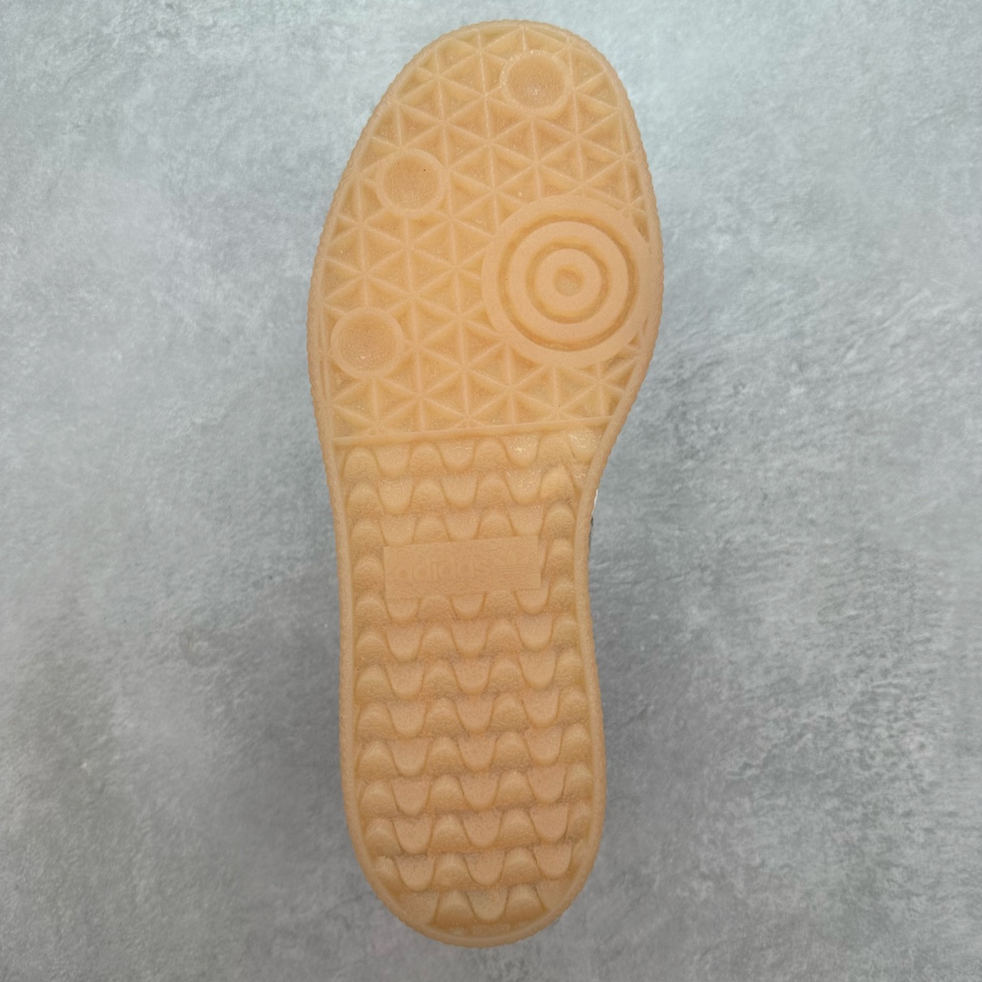 图片[9]-＃福利特价 AD Samba XLG 桑巴舞加大厚底版系列德训风百搭松糕休闲运动板鞋生胶底 自Originals Samba成功借势Blokecore风潮一跃成为街头巷尾的焦点鞋款后,不论是围绕Samba本身打造的各式「变种版本」,还是以Samba为蓝本打造联名鞋款,都成为了时尚潮流人士日常穿搭首选。Samba XLG是adidas Originals不断扩展XLG系列的一部分,旨在与年轻文化相契合,迎合那些希望通过个性时尚表达自我而不愿牺牲舒适度的年轻群体。街头时尚领域的Gen Z特别偏爱宽松的穿着风格。Samba XLG针对这一点做了创新。它在延续Samba OG经典设计的基础上,迎合年轻群体的穿着习惯,重塑为宽大的鞋身比例轮廓以及加厚中底,让消费者轻松展示自己独特的风格。全新的Samba XLG系列不仅迎合了当下年轻群体的穿搭习惯,加宽了鞋身比例以及将中底进一步增厚,在视觉比例上更加饱满,同时还保留了经典Samba的细节,这样一来,鞋迷朋友在穿搭上不仅能更加个性化,而且还能延续一定的复古感受。尺码：36 36⅔ 37⅓ 38 38⅔ 39⅓ 40 40⅔ 41⅓ 42 42⅔ 43⅓ 44 45-选品中心