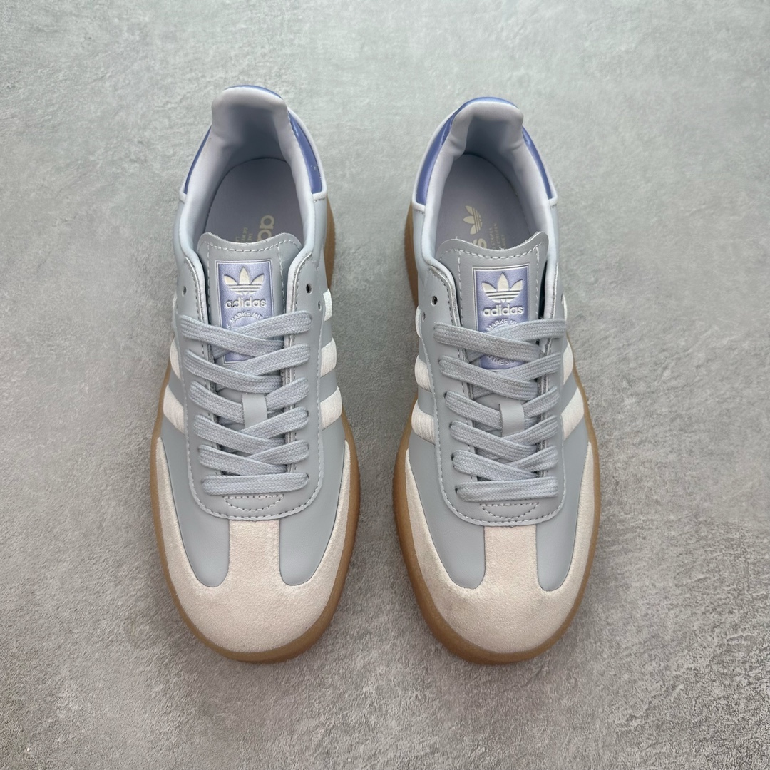 图片[2]-＃福利特价 AD Samba XLG 桑巴舞加大厚底版系列德训风百搭松糕休闲运动板鞋生胶底 自Originals Samba成功借势Blokecore风潮一跃成为街头巷尾的焦点鞋款后,不论是围绕Samba本身打造的各式「变种版本」,还是以Samba为蓝本打造联名鞋款,都成为了时尚潮流人士日常穿搭首选。Samba XLG是adidas Originals不断扩展XLG系列的一部分,旨在与年轻文化相契合,迎合那些希望通过个性时尚表达自我而不愿牺牲舒适度的年轻群体。街头时尚领域的Gen Z特别偏爱宽松的穿着风格。Samba XLG针对这一点做了创新。它在延续Samba OG经典设计的基础上,迎合年轻群体的穿着习惯,重塑为宽大的鞋身比例轮廓以及加厚中底,让消费者轻松展示自己独特的风格。全新的Samba XLG系列不仅迎合了当下年轻群体的穿搭习惯,加宽了鞋身比例以及将中底进一步增厚,在视觉比例上更加饱满,同时还保留了经典Samba的细节,这样一来,鞋迷朋友在穿搭上不仅能更加个性化,而且还能延续一定的复古感受。尺码：36 36⅔ 37⅓ 38 38⅔ 39⅓ 40 40⅔ 41⅓ 42 42⅔ 43⅓ 44 45-选品中心