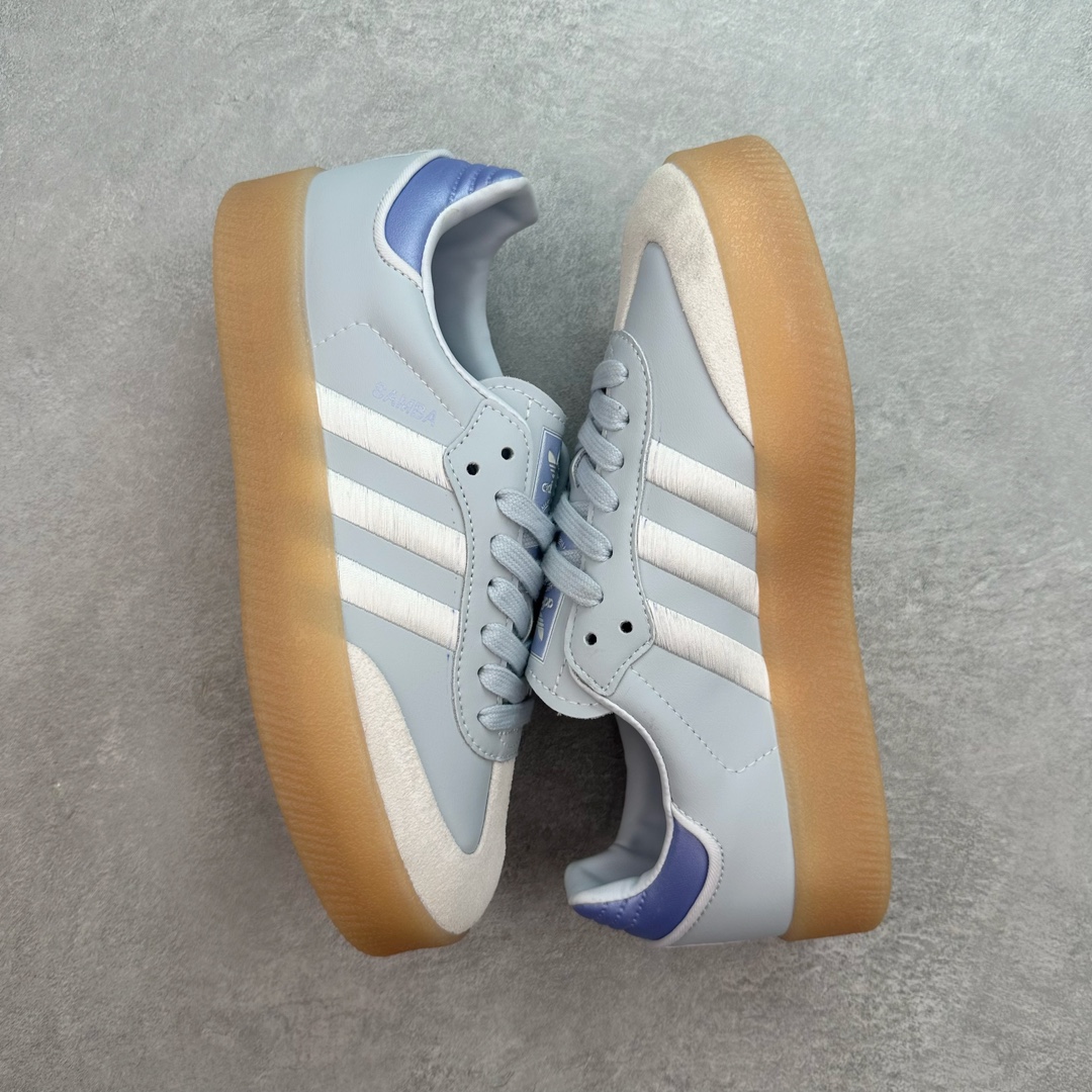 图片[3]-＃福利特价 AD Samba XLG 桑巴舞加大厚底版系列德训风百搭松糕休闲运动板鞋生胶底 自Originals Samba成功借势Blokecore风潮一跃成为街头巷尾的焦点鞋款后,不论是围绕Samba本身打造的各式「变种版本」,还是以Samba为蓝本打造联名鞋款,都成为了时尚潮流人士日常穿搭首选。Samba XLG是adidas Originals不断扩展XLG系列的一部分,旨在与年轻文化相契合,迎合那些希望通过个性时尚表达自我而不愿牺牲舒适度的年轻群体。街头时尚领域的Gen Z特别偏爱宽松的穿着风格。Samba XLG针对这一点做了创新。它在延续Samba OG经典设计的基础上,迎合年轻群体的穿着习惯,重塑为宽大的鞋身比例轮廓以及加厚中底,让消费者轻松展示自己独特的风格。全新的Samba XLG系列不仅迎合了当下年轻群体的穿搭习惯,加宽了鞋身比例以及将中底进一步增厚,在视觉比例上更加饱满,同时还保留了经典Samba的细节,这样一来,鞋迷朋友在穿搭上不仅能更加个性化,而且还能延续一定的复古感受。尺码：36 36⅔ 37⅓ 38 38⅔ 39⅓ 40 40⅔ 41⅓ 42 42⅔ 43⅓ 44 45-选品中心