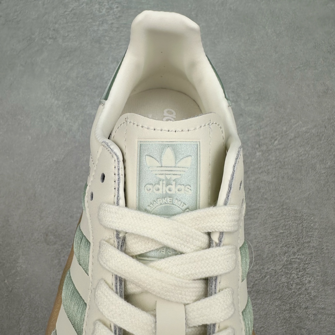 图片[5]-＃福利特价 AD Samba XLG 桑巴舞加大厚底版系列德训风百搭松糕休闲运动板鞋生胶底 自Originals Samba成功借势Blokecore风潮一跃成为街头巷尾的焦点鞋款后,不论是围绕Samba本身打造的各式「变种版本」,还是以Samba为蓝本打造联名鞋款,都成为了时尚潮流人士日常穿搭首选。Samba XLG是adidas Originals不断扩展XLG系列的一部分,旨在与年轻文化相契合,迎合那些希望通过个性时尚表达自我而不愿牺牲舒适度的年轻群体。街头时尚领域的Gen Z特别偏爱宽松的穿着风格。Samba XLG针对这一点做了创新。它在延续Samba OG经典设计的基础上,迎合年轻群体的穿着习惯,重塑为宽大的鞋身比例轮廓以及加厚中底,让消费者轻松展示自己独特的风格。全新的Samba XLG系列不仅迎合了当下年轻群体的穿搭习惯,加宽了鞋身比例以及将中底进一步增厚,在视觉比例上更加饱满,同时还保留了经典Samba的细节,这样一来,鞋迷朋友在穿搭上不仅能更加个性化,而且还能延续一定的复古感受。尺码：36 36⅔ 37⅓ 38 38⅔ 39⅓ 40 40⅔ 41⅓ 42 42⅔ 43⅓ 44 45-选品中心