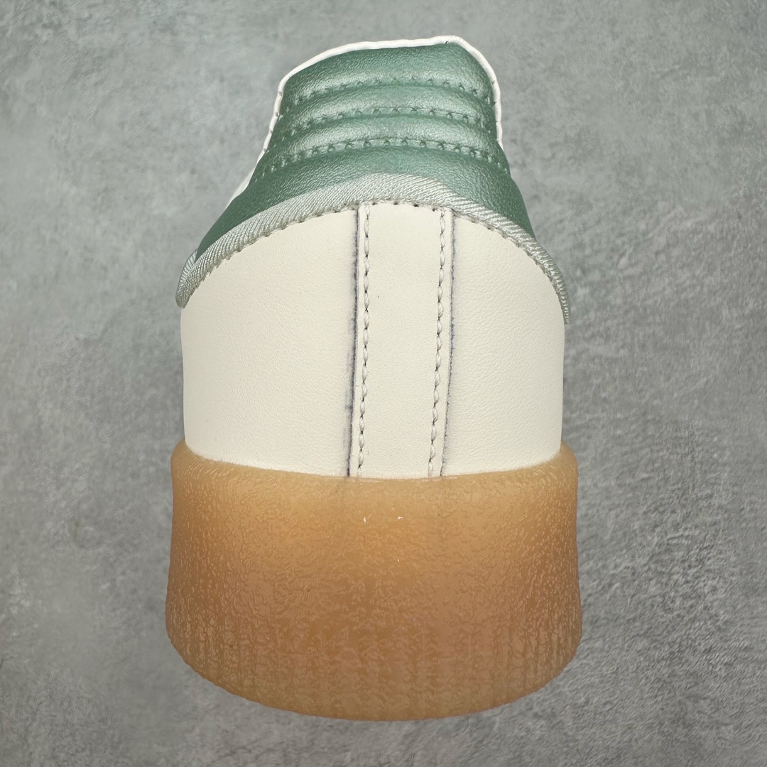 图片[8]-＃福利特价 AD Samba XLG 桑巴舞加大厚底版系列德训风百搭松糕休闲运动板鞋生胶底 自Originals Samba成功借势Blokecore风潮一跃成为街头巷尾的焦点鞋款后,不论是围绕Samba本身打造的各式「变种版本」,还是以Samba为蓝本打造联名鞋款,都成为了时尚潮流人士日常穿搭首选。Samba XLG是adidas Originals不断扩展XLG系列的一部分,旨在与年轻文化相契合,迎合那些希望通过个性时尚表达自我而不愿牺牲舒适度的年轻群体。街头时尚领域的Gen Z特别偏爱宽松的穿着风格。Samba XLG针对这一点做了创新。它在延续Samba OG经典设计的基础上,迎合年轻群体的穿着习惯,重塑为宽大的鞋身比例轮廓以及加厚中底,让消费者轻松展示自己独特的风格。全新的Samba XLG系列不仅迎合了当下年轻群体的穿搭习惯,加宽了鞋身比例以及将中底进一步增厚,在视觉比例上更加饱满,同时还保留了经典Samba的细节,这样一来,鞋迷朋友在穿搭上不仅能更加个性化,而且还能延续一定的复古感受。尺码：36 36⅔ 37⅓ 38 38⅔ 39⅓ 40 40⅔ 41⅓ 42 42⅔ 43⅓ 44 45-选品中心