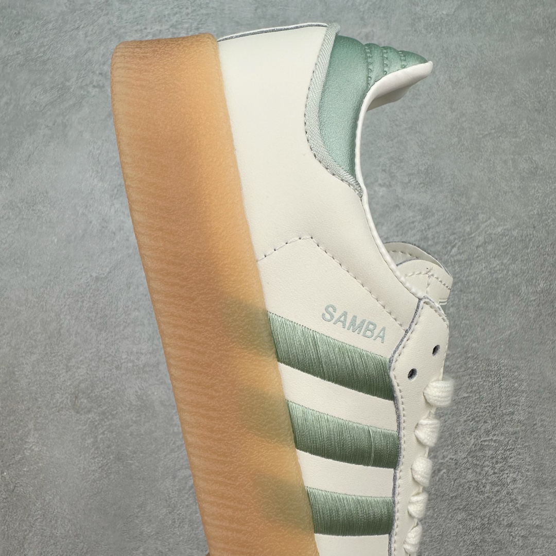 图片[6]-＃福利特价 AD Samba XLG 桑巴舞加大厚底版系列德训风百搭松糕休闲运动板鞋生胶底 自Originals Samba成功借势Blokecore风潮一跃成为街头巷尾的焦点鞋款后,不论是围绕Samba本身打造的各式「变种版本」,还是以Samba为蓝本打造联名鞋款,都成为了时尚潮流人士日常穿搭首选。Samba XLG是adidas Originals不断扩展XLG系列的一部分,旨在与年轻文化相契合,迎合那些希望通过个性时尚表达自我而不愿牺牲舒适度的年轻群体。街头时尚领域的Gen Z特别偏爱宽松的穿着风格。Samba XLG针对这一点做了创新。它在延续Samba OG经典设计的基础上,迎合年轻群体的穿着习惯,重塑为宽大的鞋身比例轮廓以及加厚中底,让消费者轻松展示自己独特的风格。全新的Samba XLG系列不仅迎合了当下年轻群体的穿搭习惯,加宽了鞋身比例以及将中底进一步增厚,在视觉比例上更加饱满,同时还保留了经典Samba的细节,这样一来,鞋迷朋友在穿搭上不仅能更加个性化,而且还能延续一定的复古感受。尺码：36 36⅔ 37⅓ 38 38⅔ 39⅓ 40 40⅔ 41⅓ 42 42⅔ 43⅓ 44 45-选品中心
