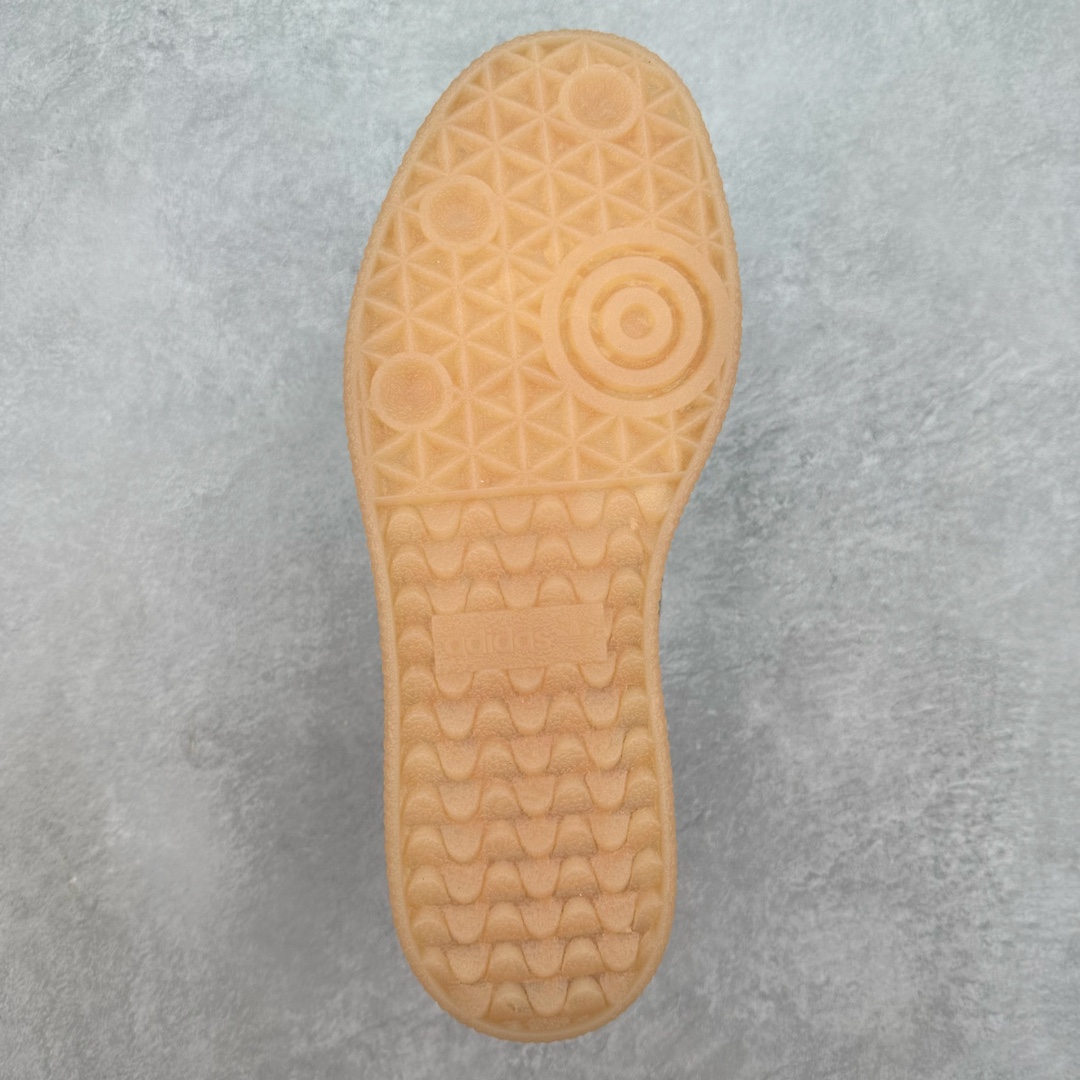 图片[9]-＃福利特价 AD Samba XLG 桑巴舞加大厚底版系列德训风百搭松糕休闲运动板鞋生胶底 自Originals Samba成功借势Blokecore风潮一跃成为街头巷尾的焦点鞋款后,不论是围绕Samba本身打造的各式「变种版本」,还是以Samba为蓝本打造联名鞋款,都成为了时尚潮流人士日常穿搭首选。Samba XLG是adidas Originals不断扩展XLG系列的一部分,旨在与年轻文化相契合,迎合那些希望通过个性时尚表达自我而不愿牺牲舒适度的年轻群体。街头时尚领域的Gen Z特别偏爱宽松的穿着风格。Samba XLG针对这一点做了创新。它在延续Samba OG经典设计的基础上,迎合年轻群体的穿着习惯,重塑为宽大的鞋身比例轮廓以及加厚中底,让消费者轻松展示自己独特的风格。全新的Samba XLG系列不仅迎合了当下年轻群体的穿搭习惯,加宽了鞋身比例以及将中底进一步增厚,在视觉比例上更加饱满,同时还保留了经典Samba的细节,这样一来,鞋迷朋友在穿搭上不仅能更加个性化,而且还能延续一定的复古感受。尺码：36 36⅔ 37⅓ 38 38⅔ 39⅓ 40 40⅔ 41⅓ 42 42⅔ 43⅓ 44 45-选品中心