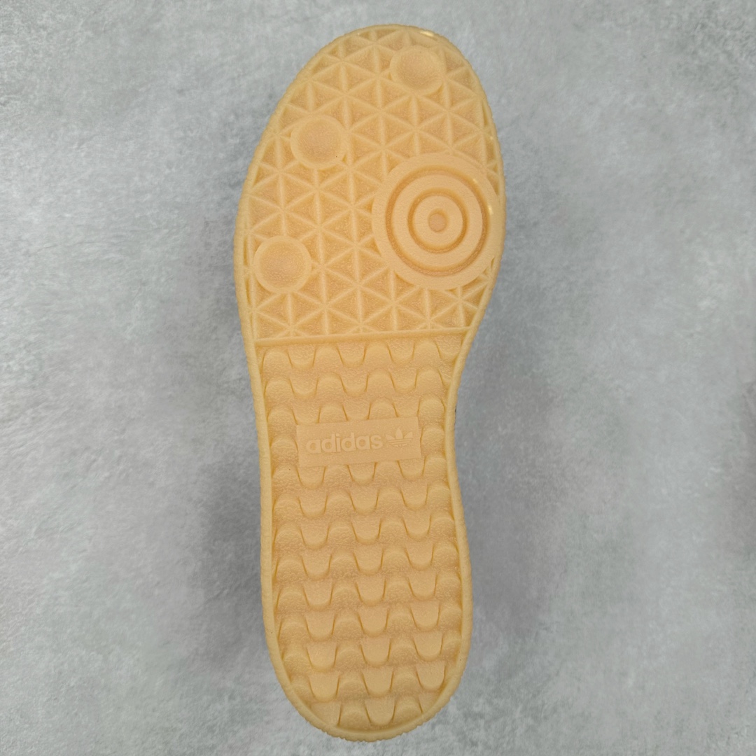 图片[9]-＃福利特价 AD Samba XLG 桑巴舞加大厚底版系列德训风百搭松糕休闲运动板鞋生胶底 自Originals Samba成功借势Blokecore风潮一跃成为街头巷尾的焦点鞋款后,不论是围绕Samba本身打造的各式「变种版本」,还是以Samba为蓝本打造联名鞋款,都成为了时尚潮流人士日常穿搭首选。Samba XLG是adidas Originals不断扩展XLG系列的一部分,旨在与年轻文化相契合,迎合那些希望通过个性时尚表达自我而不愿牺牲舒适度的年轻群体。街头时尚领域的Gen Z特别偏爱宽松的穿着风格。Samba XLG针对这一点做了创新。它在延续Samba OG经典设计的基础上,迎合年轻群体的穿着习惯,重塑为宽大的鞋身比例轮廓以及加厚中底,让消费者轻松展示自己独特的风格。全新的Samba XLG系列不仅迎合了当下年轻群体的穿搭习惯,加宽了鞋身比例以及将中底进一步增厚,在视觉比例上更加饱满,同时还保留了经典Samba的细节,这样一来,鞋迷朋友在穿搭上不仅能更加个性化,而且还能延续一定的复古感受。尺码：36 36⅔ 37⅓ 38 38⅔ 39⅓ 40 40⅔ 41⅓ 42 42⅔ 43⅓ 44 45-选品中心