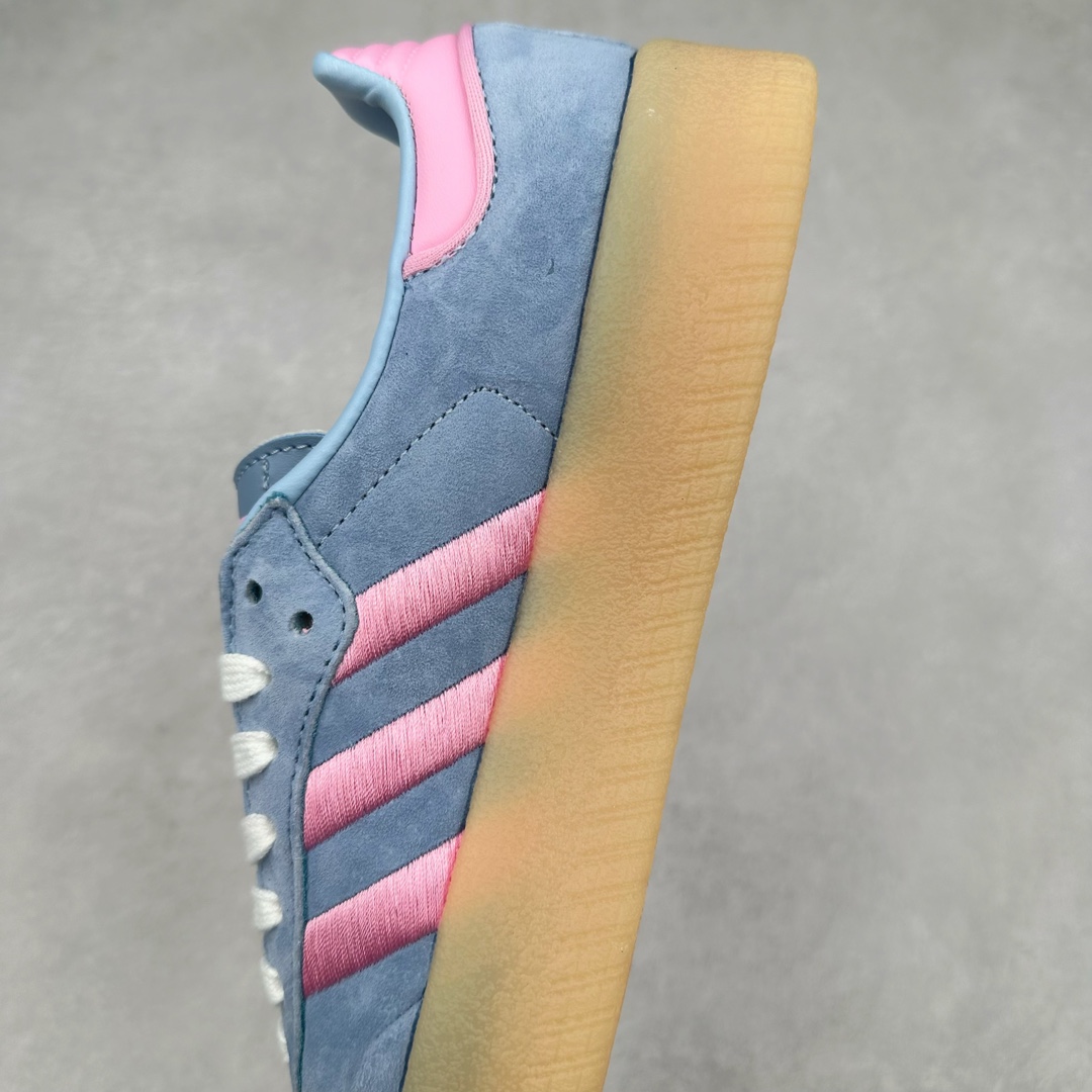 图片[7]-＃福利特价 AD Samba XLG 桑巴舞加大厚底版系列德训风百搭松糕休闲运动板鞋生胶底 自Originals Samba成功借势Blokecore风潮一跃成为街头巷尾的焦点鞋款后,不论是围绕Samba本身打造的各式「变种版本」,还是以Samba为蓝本打造联名鞋款,都成为了时尚潮流人士日常穿搭首选。Samba XLG是adidas Originals不断扩展XLG系列的一部分,旨在与年轻文化相契合,迎合那些希望通过个性时尚表达自我而不愿牺牲舒适度的年轻群体。街头时尚领域的Gen Z特别偏爱宽松的穿着风格。Samba XLG针对这一点做了创新。它在延续Samba OG经典设计的基础上,迎合年轻群体的穿着习惯,重塑为宽大的鞋身比例轮廓以及加厚中底,让消费者轻松展示自己独特的风格。全新的Samba XLG系列不仅迎合了当下年轻群体的穿搭习惯,加宽了鞋身比例以及将中底进一步增厚,在视觉比例上更加饱满,同时还保留了经典Samba的细节,这样一来,鞋迷朋友在穿搭上不仅能更加个性化,而且还能延续一定的复古感受。尺码：36 36⅔ 37⅓ 38 38⅔ 39⅓ 40 40⅔ 41⅓ 42 42⅔ 43⅓ 44 45-选品中心