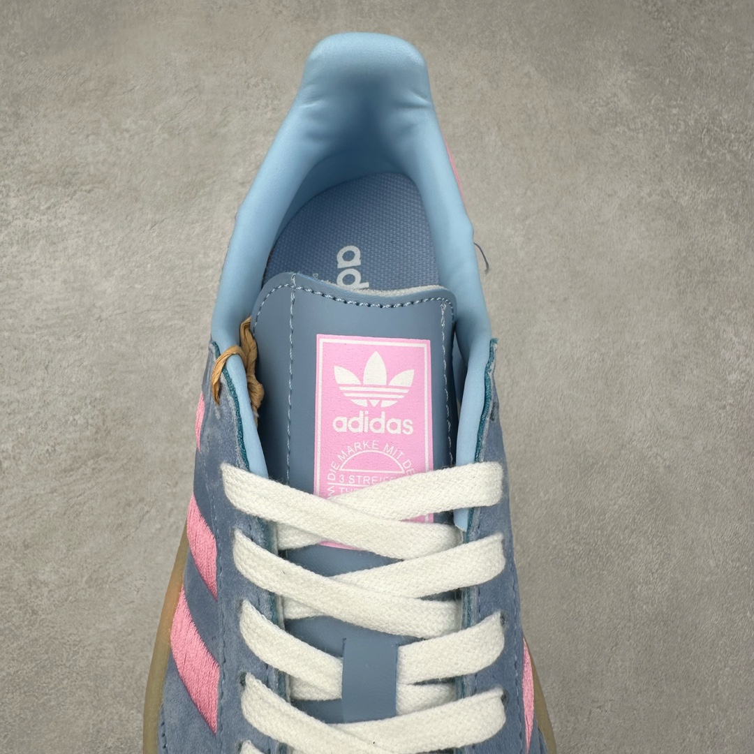 图片[5]-＃福利特价 AD Samba XLG 桑巴舞加大厚底版系列德训风百搭松糕休闲运动板鞋生胶底 自Originals Samba成功借势Blokecore风潮一跃成为街头巷尾的焦点鞋款后,不论是围绕Samba本身打造的各式「变种版本」,还是以Samba为蓝本打造联名鞋款,都成为了时尚潮流人士日常穿搭首选。Samba XLG是adidas Originals不断扩展XLG系列的一部分,旨在与年轻文化相契合,迎合那些希望通过个性时尚表达自我而不愿牺牲舒适度的年轻群体。街头时尚领域的Gen Z特别偏爱宽松的穿着风格。Samba XLG针对这一点做了创新。它在延续Samba OG经典设计的基础上,迎合年轻群体的穿着习惯,重塑为宽大的鞋身比例轮廓以及加厚中底,让消费者轻松展示自己独特的风格。全新的Samba XLG系列不仅迎合了当下年轻群体的穿搭习惯,加宽了鞋身比例以及将中底进一步增厚,在视觉比例上更加饱满,同时还保留了经典Samba的细节,这样一来,鞋迷朋友在穿搭上不仅能更加个性化,而且还能延续一定的复古感受。尺码：36 36⅔ 37⅓ 38 38⅔ 39⅓ 40 40⅔ 41⅓ 42 42⅔ 43⅓ 44 45-选品中心