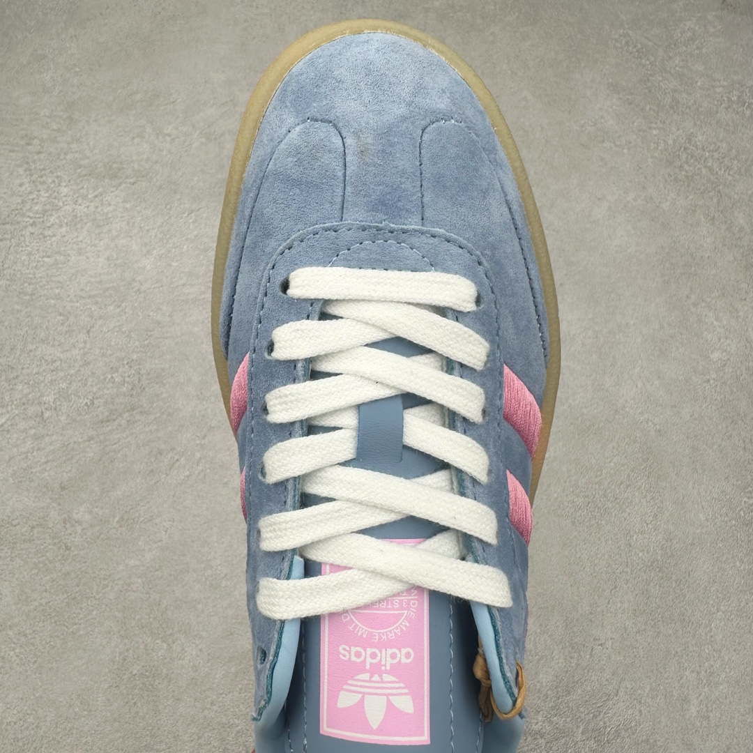 图片[4]-＃福利特价 AD Samba XLG 桑巴舞加大厚底版系列德训风百搭松糕休闲运动板鞋生胶底 自Originals Samba成功借势Blokecore风潮一跃成为街头巷尾的焦点鞋款后,不论是围绕Samba本身打造的各式「变种版本」,还是以Samba为蓝本打造联名鞋款,都成为了时尚潮流人士日常穿搭首选。Samba XLG是adidas Originals不断扩展XLG系列的一部分,旨在与年轻文化相契合,迎合那些希望通过个性时尚表达自我而不愿牺牲舒适度的年轻群体。街头时尚领域的Gen Z特别偏爱宽松的穿着风格。Samba XLG针对这一点做了创新。它在延续Samba OG经典设计的基础上,迎合年轻群体的穿着习惯,重塑为宽大的鞋身比例轮廓以及加厚中底,让消费者轻松展示自己独特的风格。全新的Samba XLG系列不仅迎合了当下年轻群体的穿搭习惯,加宽了鞋身比例以及将中底进一步增厚,在视觉比例上更加饱满,同时还保留了经典Samba的细节,这样一来,鞋迷朋友在穿搭上不仅能更加个性化,而且还能延续一定的复古感受。尺码：36 36⅔ 37⅓ 38 38⅔ 39⅓ 40 40⅔ 41⅓ 42 42⅔ 43⅓ 44 45-选品中心