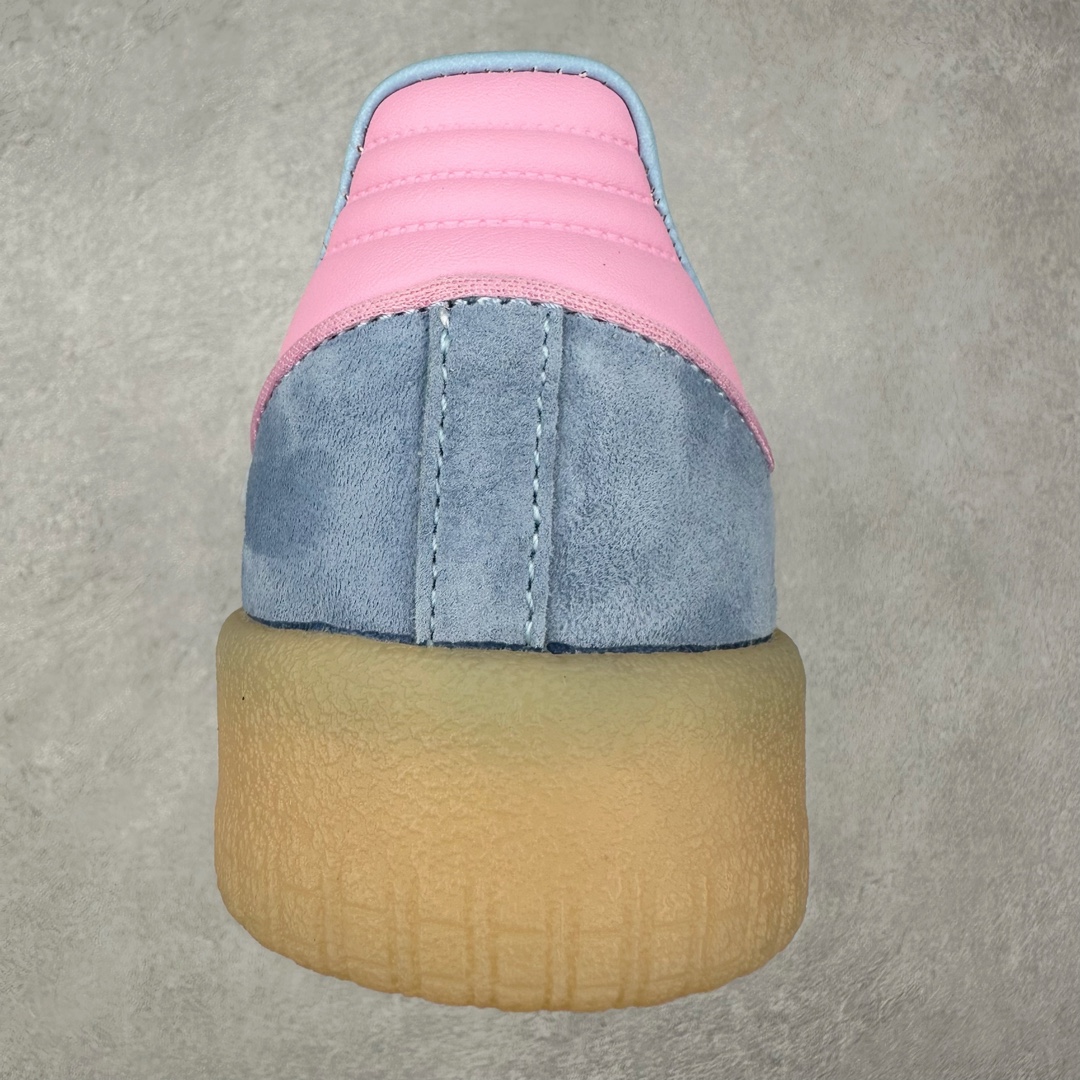 图片[8]-＃福利特价 AD Samba XLG 桑巴舞加大厚底版系列德训风百搭松糕休闲运动板鞋生胶底 自Originals Samba成功借势Blokecore风潮一跃成为街头巷尾的焦点鞋款后,不论是围绕Samba本身打造的各式「变种版本」,还是以Samba为蓝本打造联名鞋款,都成为了时尚潮流人士日常穿搭首选。Samba XLG是adidas Originals不断扩展XLG系列的一部分,旨在与年轻文化相契合,迎合那些希望通过个性时尚表达自我而不愿牺牲舒适度的年轻群体。街头时尚领域的Gen Z特别偏爱宽松的穿着风格。Samba XLG针对这一点做了创新。它在延续Samba OG经典设计的基础上,迎合年轻群体的穿着习惯,重塑为宽大的鞋身比例轮廓以及加厚中底,让消费者轻松展示自己独特的风格。全新的Samba XLG系列不仅迎合了当下年轻群体的穿搭习惯,加宽了鞋身比例以及将中底进一步增厚,在视觉比例上更加饱满,同时还保留了经典Samba的细节,这样一来,鞋迷朋友在穿搭上不仅能更加个性化,而且还能延续一定的复古感受。尺码：36 36⅔ 37⅓ 38 38⅔ 39⅓ 40 40⅔ 41⅓ 42 42⅔ 43⅓ 44 45-选品中心