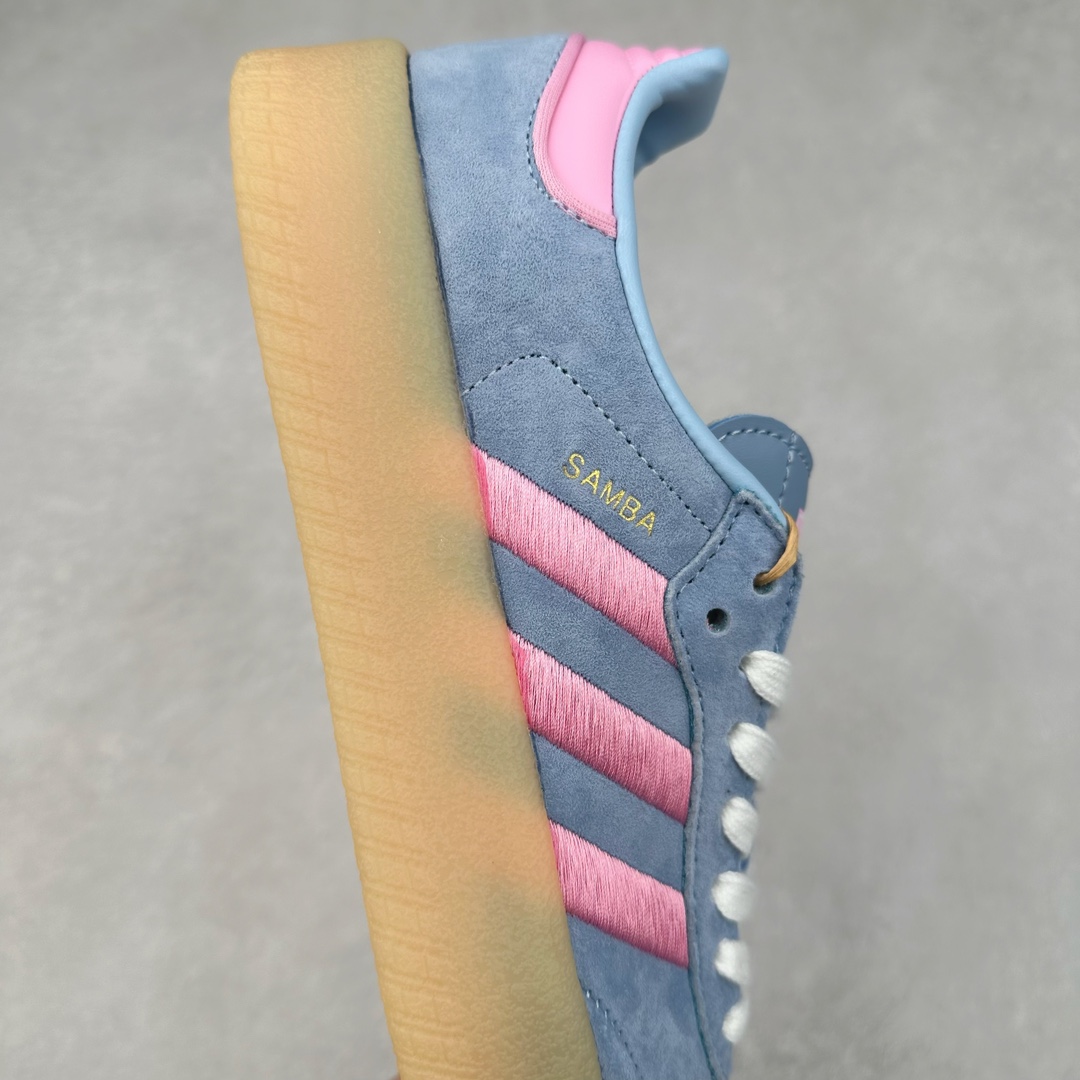 图片[6]-＃福利特价 AD Samba XLG 桑巴舞加大厚底版系列德训风百搭松糕休闲运动板鞋生胶底 自Originals Samba成功借势Blokecore风潮一跃成为街头巷尾的焦点鞋款后,不论是围绕Samba本身打造的各式「变种版本」,还是以Samba为蓝本打造联名鞋款,都成为了时尚潮流人士日常穿搭首选。Samba XLG是adidas Originals不断扩展XLG系列的一部分,旨在与年轻文化相契合,迎合那些希望通过个性时尚表达自我而不愿牺牲舒适度的年轻群体。街头时尚领域的Gen Z特别偏爱宽松的穿着风格。Samba XLG针对这一点做了创新。它在延续Samba OG经典设计的基础上,迎合年轻群体的穿着习惯,重塑为宽大的鞋身比例轮廓以及加厚中底,让消费者轻松展示自己独特的风格。全新的Samba XLG系列不仅迎合了当下年轻群体的穿搭习惯,加宽了鞋身比例以及将中底进一步增厚,在视觉比例上更加饱满,同时还保留了经典Samba的细节,这样一来,鞋迷朋友在穿搭上不仅能更加个性化,而且还能延续一定的复古感受。尺码：36 36⅔ 37⅓ 38 38⅔ 39⅓ 40 40⅔ 41⅓ 42 42⅔ 43⅓ 44 45-选品中心