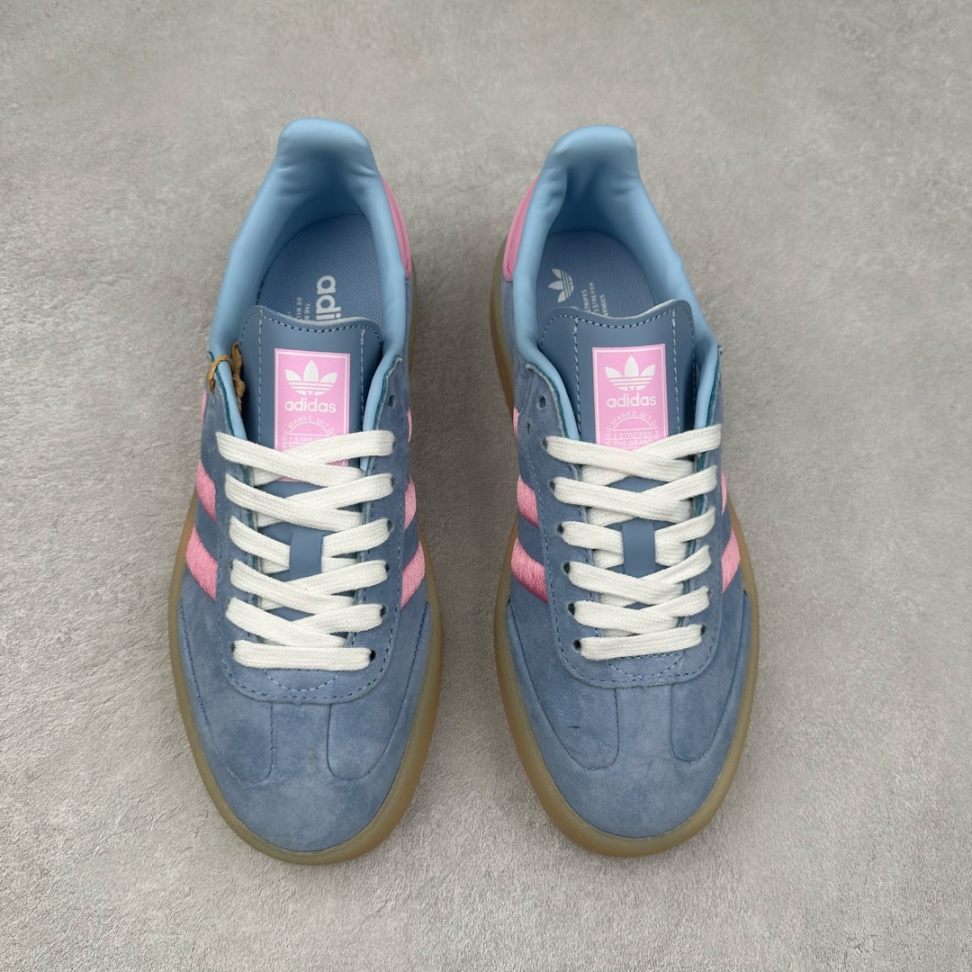 图片[2]-＃福利特价 AD Samba XLG 桑巴舞加大厚底版系列德训风百搭松糕休闲运动板鞋生胶底 自Originals Samba成功借势Blokecore风潮一跃成为街头巷尾的焦点鞋款后,不论是围绕Samba本身打造的各式「变种版本」,还是以Samba为蓝本打造联名鞋款,都成为了时尚潮流人士日常穿搭首选。Samba XLG是adidas Originals不断扩展XLG系列的一部分,旨在与年轻文化相契合,迎合那些希望通过个性时尚表达自我而不愿牺牲舒适度的年轻群体。街头时尚领域的Gen Z特别偏爱宽松的穿着风格。Samba XLG针对这一点做了创新。它在延续Samba OG经典设计的基础上,迎合年轻群体的穿着习惯,重塑为宽大的鞋身比例轮廓以及加厚中底,让消费者轻松展示自己独特的风格。全新的Samba XLG系列不仅迎合了当下年轻群体的穿搭习惯,加宽了鞋身比例以及将中底进一步增厚,在视觉比例上更加饱满,同时还保留了经典Samba的细节,这样一来,鞋迷朋友在穿搭上不仅能更加个性化,而且还能延续一定的复古感受。尺码：36 36⅔ 37⅓ 38 38⅔ 39⅓ 40 40⅔ 41⅓ 42 42⅔ 43⅓ 44 45-选品中心