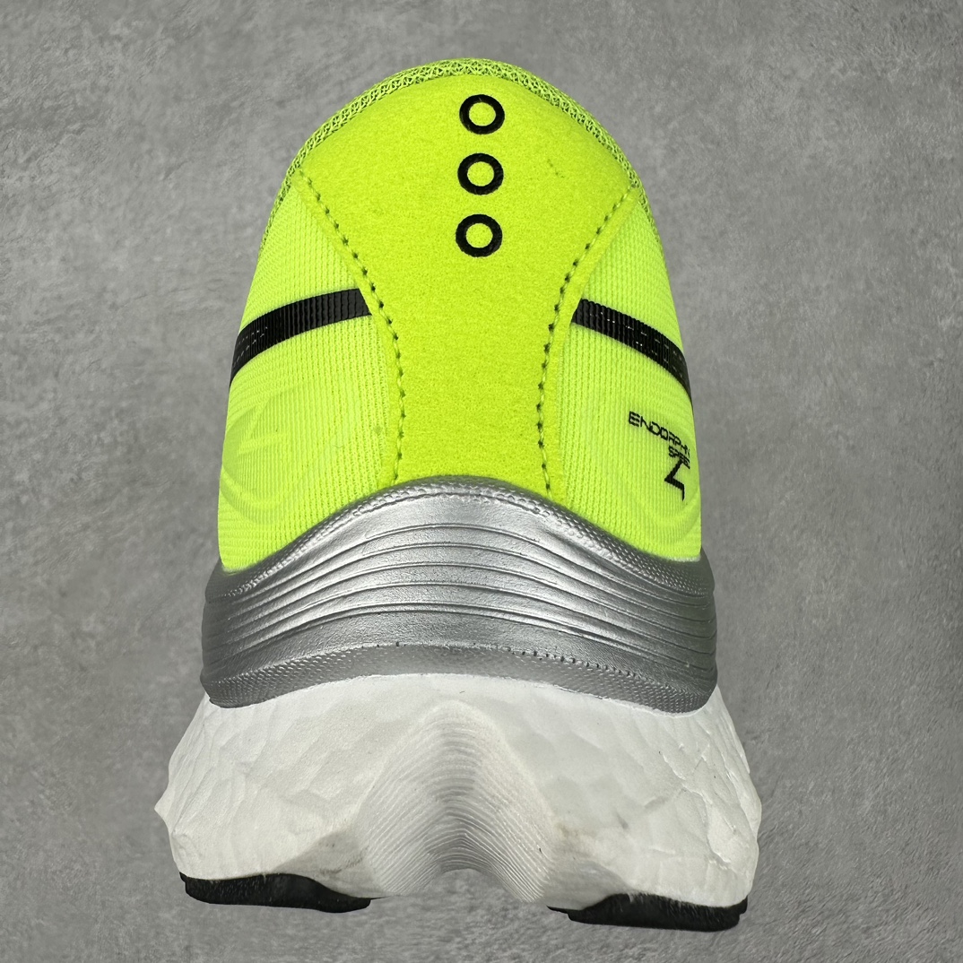 图片[8]-Saucony 索康尼ENDORPHIN Pro 啡速4 男女马拉松运动跑鞋 性能相比前几代再升级：鞋面采用全新升级的工学网设计 贴合脚部更透气 中底部分使用最新的PWRRUN+材质 搭配PWRRUN+鞋垫使中底的大幅加厚 10mm坡差进一步提供缓震、回弹性能 内底则采用了FORMFIT动态适应系统 动态契合脚型 提升包裹性和舒适性 提供更卓越的动态回馈体验 XT-900橡胶大底 可提供良好的抓地力和较强抗磨性能 尺码：36 36.5 37.5 38 38.5 39 40 40.5 41 42 42.5 43 44 44.5 45-选品中心