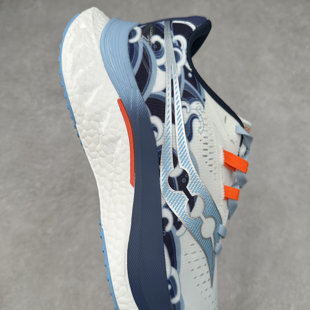 图片[6]-Saucony 索康尼ENDORPHIN Pro 啡速4 男女马拉松运动跑鞋 性能相比前几代再升级：鞋面采用全新升级的工学网设计 贴合脚部更透气 中底部分使用最新的PWRRUN+材质 搭配PWRRUN+鞋垫使中底的大幅加厚 10mm坡差进一步提供缓震、回弹性能 内底则采用了FORMFIT动态适应系统 动态契合脚型 提升包裹性和舒适性 提供更卓越的动态回馈体验 XT-900橡胶大底 可提供良好的抓地力和较强抗磨性能 尺码：36 36.5 37.5 38 38.5 39 40 40.5 41 42 42.5 43 44 44.5 45-选品中心