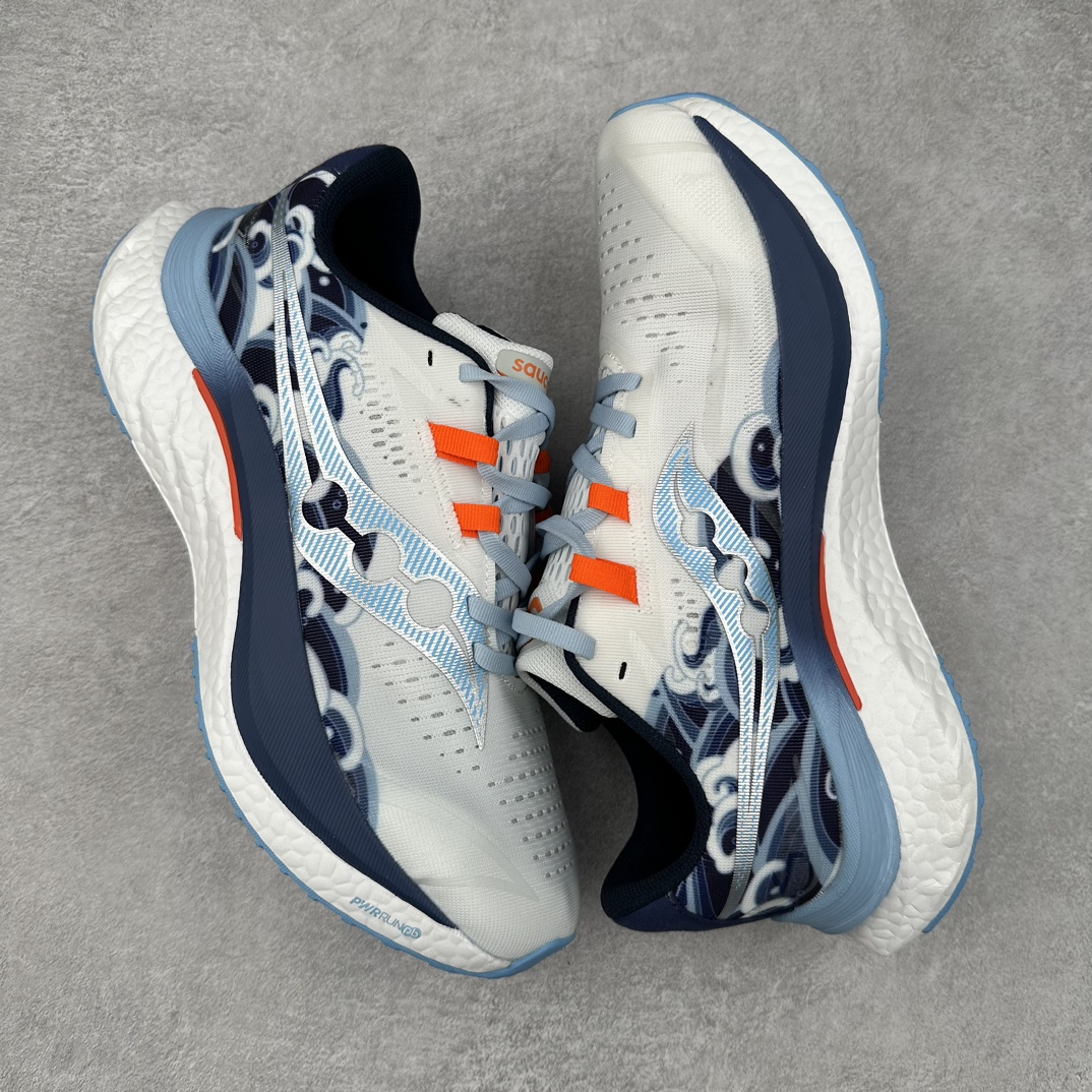 图片[3]-Saucony 索康尼ENDORPHIN Pro 啡速4 男女马拉松运动跑鞋 性能相比前几代再升级：鞋面采用全新升级的工学网设计 贴合脚部更透气 中底部分使用最新的PWRRUN+材质 搭配PWRRUN+鞋垫使中底的大幅加厚 10mm坡差进一步提供缓震、回弹性能 内底则采用了FORMFIT动态适应系统 动态契合脚型 提升包裹性和舒适性 提供更卓越的动态回馈体验 XT-900橡胶大底 可提供良好的抓地力和较强抗磨性能 尺码：36 36.5 37.5 38 38.5 39 40 40.5 41 42 42.5 43 44 44.5 45-选品中心