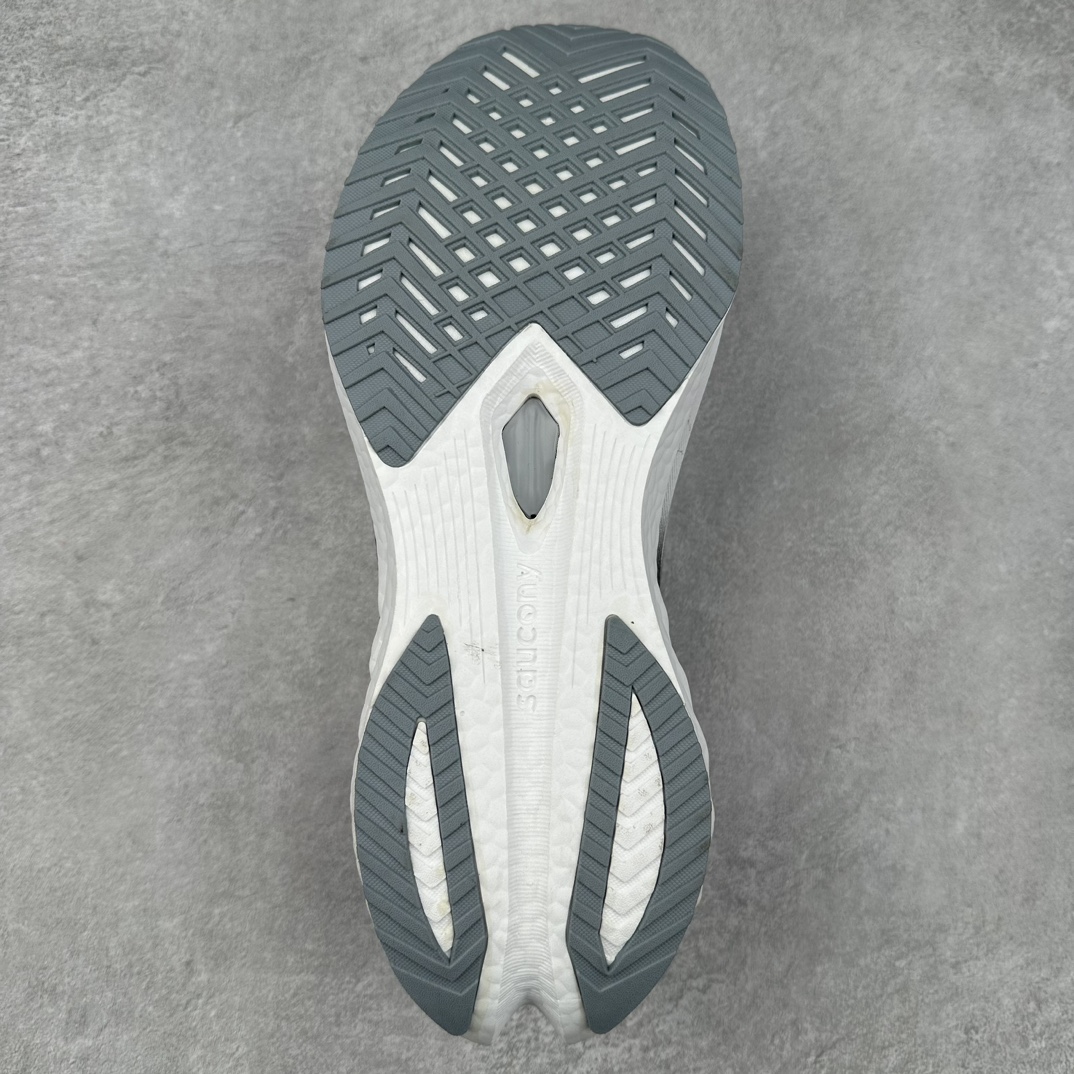 图片[9]-Saucony 索康尼ENDORPHIN Pro 啡速4 男女马拉松运动跑鞋 性能相比前几代再升级：鞋面采用全新升级的工学网设计 贴合脚部更透气 中底部分使用最新的PWRRUN+材质 搭配PWRRUN+鞋垫使中底的大幅加厚 10mm坡差进一步提供缓震、回弹性能 内底则采用了FORMFIT动态适应系统 动态契合脚型 提升包裹性和舒适性 提供更卓越的动态回馈体验 XT-900橡胶大底 可提供良好的抓地力和较强抗磨性能 尺码：36 36.5 37.5 38 38.5 39 40 40.5 41 42 42.5 43 44 44.5 45-选品中心