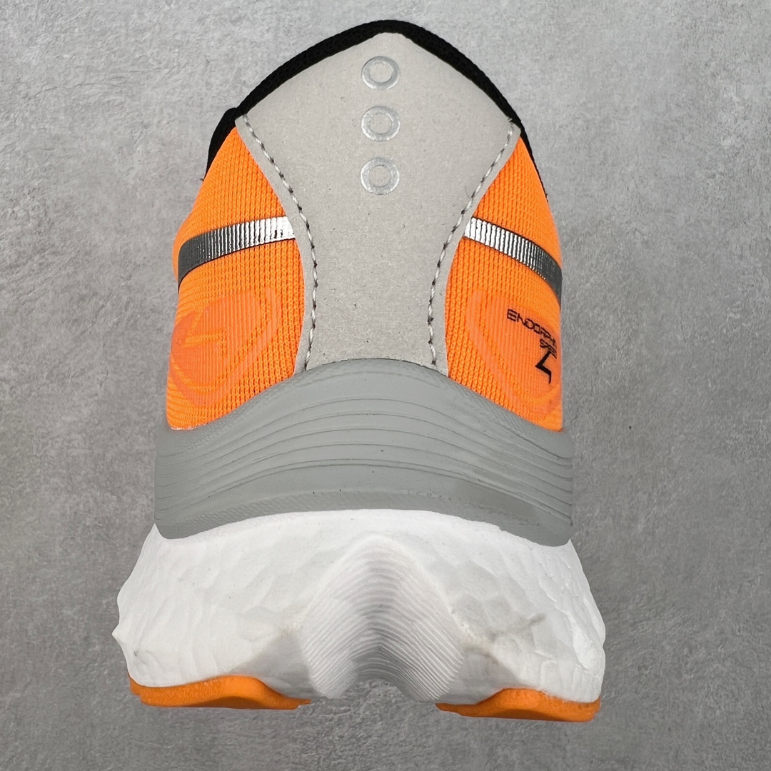 图片[8]-Saucony 索康尼ENDORPHIN Pro 啡速4 男女马拉松运动跑鞋 性能相比前几代再升级：鞋面采用全新升级的工学网设计 贴合脚部更透气 中底部分使用最新的PWRRUN+材质 搭配PWRRUN+鞋垫使中底的大幅加厚 10mm坡差进一步提供缓震、回弹性能 内底则采用了FORMFIT动态适应系统 动态契合脚型 提升包裹性和舒适性 提供更卓越的动态回馈体验 XT-900橡胶大底 可提供良好的抓地力和较强抗磨性能 尺码：36 36.5 37.5 38 38.5 39 40 40.5 41 42 42.5 43 44 44.5 45-选品中心