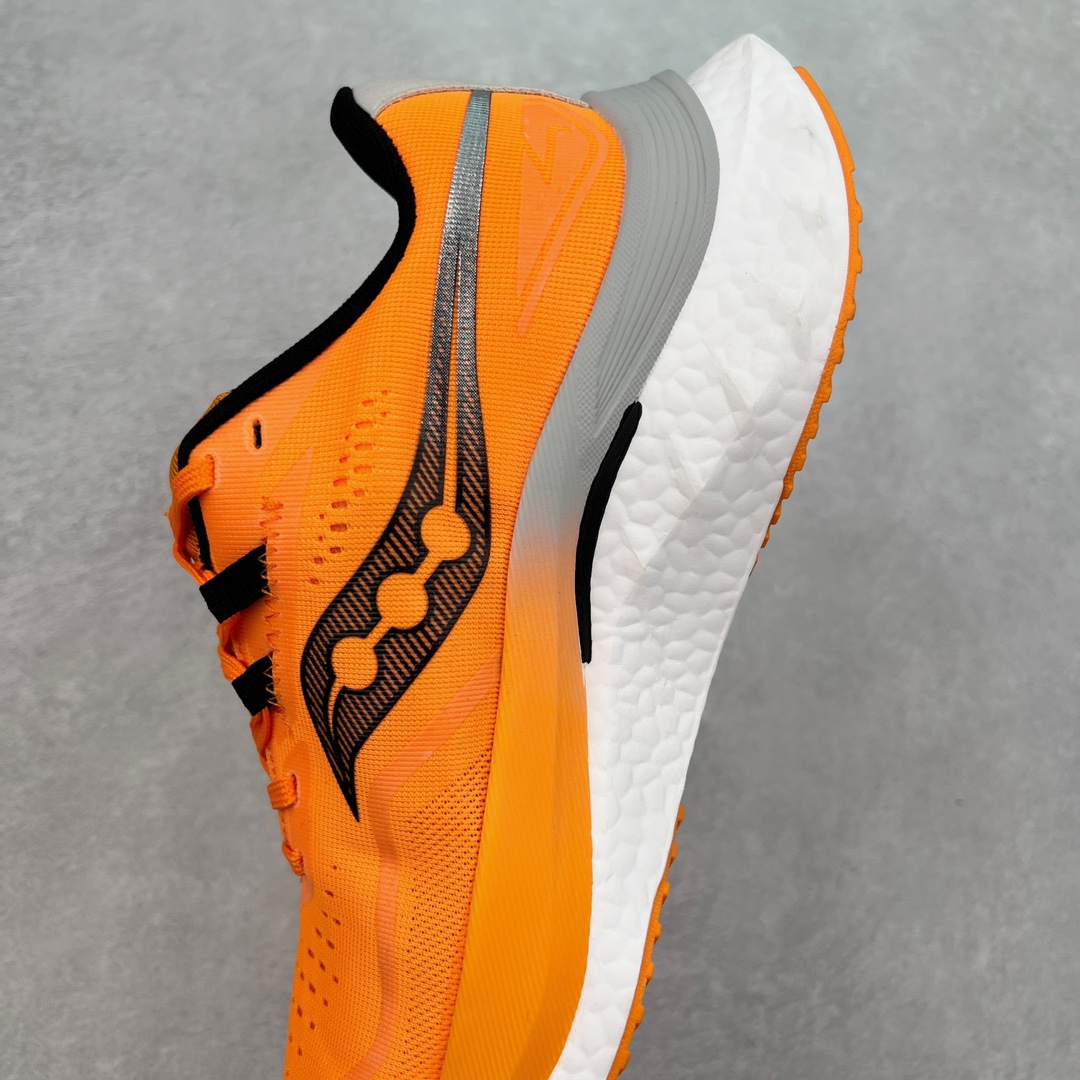 图片[7]-Saucony 索康尼ENDORPHIN Pro 啡速4 男女马拉松运动跑鞋 性能相比前几代再升级：鞋面采用全新升级的工学网设计 贴合脚部更透气 中底部分使用最新的PWRRUN+材质 搭配PWRRUN+鞋垫使中底的大幅加厚 10mm坡差进一步提供缓震、回弹性能 内底则采用了FORMFIT动态适应系统 动态契合脚型 提升包裹性和舒适性 提供更卓越的动态回馈体验 XT-900橡胶大底 可提供良好的抓地力和较强抗磨性能 尺码：36 36.5 37.5 38 38.5 39 40 40.5 41 42 42.5 43 44 44.5 45-选品中心