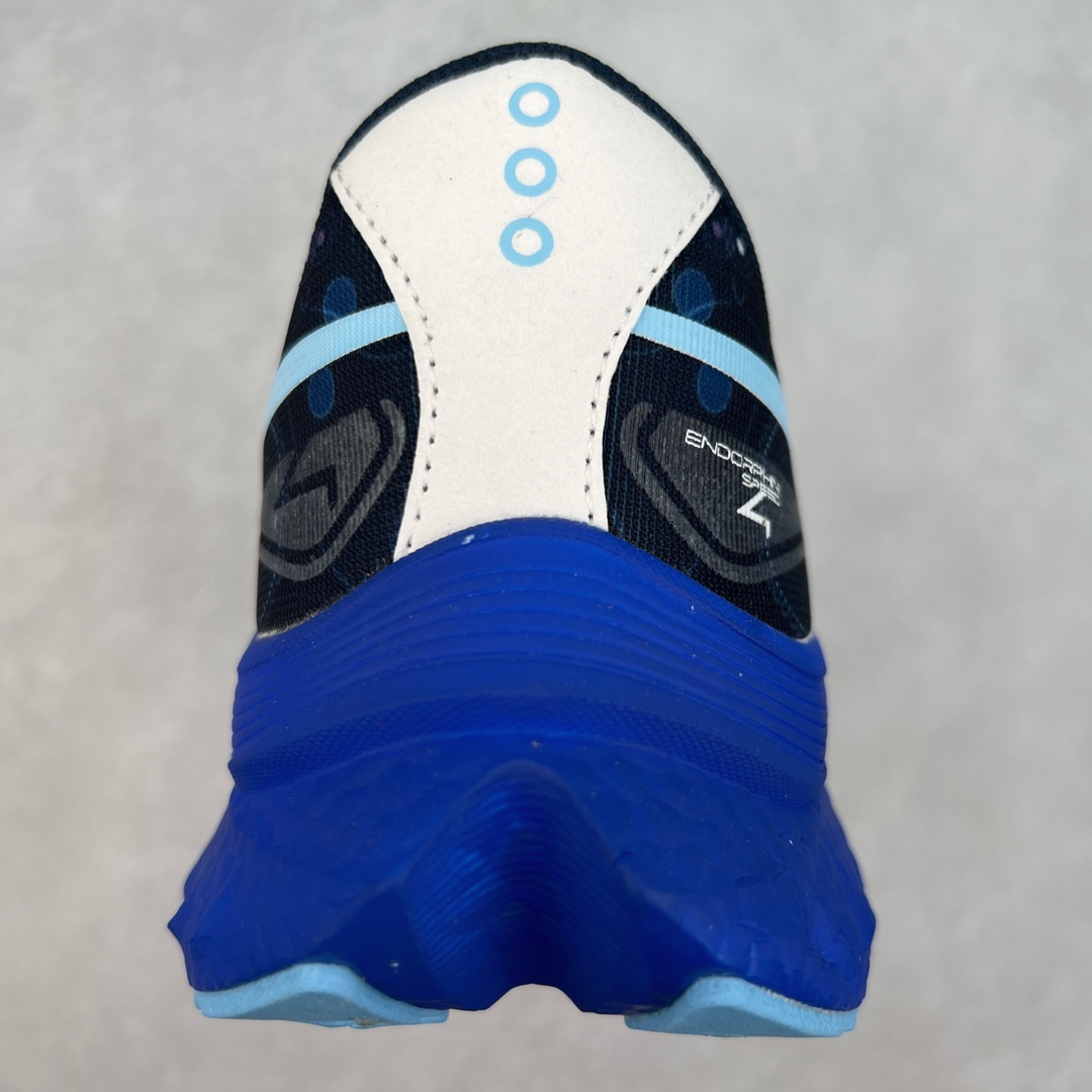 图片[8]-Saucony 索康尼ENDORPHIN Pro 啡速4 男女马拉松运动跑鞋 性能相比前几代再升级：鞋面采用全新升级的工学网设计 贴合脚部更透气 中底部分使用最新的PWRRUN+材质 搭配PWRRUN+鞋垫使中底的大幅加厚 10mm坡差进一步提供缓震、回弹性能 内底则采用了FORMFIT动态适应系统 动态契合脚型 提升包裹性和舒适性 提供更卓越的动态回馈体验 XT-900橡胶大底 可提供良好的抓地力和较强抗磨性能 尺码：36 36.5 37.5 38 38.5 39 40 40.5 41 42 42.5 43 44 44.5 45-选品中心