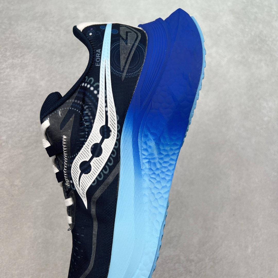 图片[7]-Saucony 索康尼ENDORPHIN Pro 啡速4 男女马拉松运动跑鞋 性能相比前几代再升级：鞋面采用全新升级的工学网设计 贴合脚部更透气 中底部分使用最新的PWRRUN+材质 搭配PWRRUN+鞋垫使中底的大幅加厚 10mm坡差进一步提供缓震、回弹性能 内底则采用了FORMFIT动态适应系统 动态契合脚型 提升包裹性和舒适性 提供更卓越的动态回馈体验 XT-900橡胶大底 可提供良好的抓地力和较强抗磨性能 尺码：36 36.5 37.5 38 38.5 39 40 40.5 41 42 42.5 43 44 44.5 45-选品中心