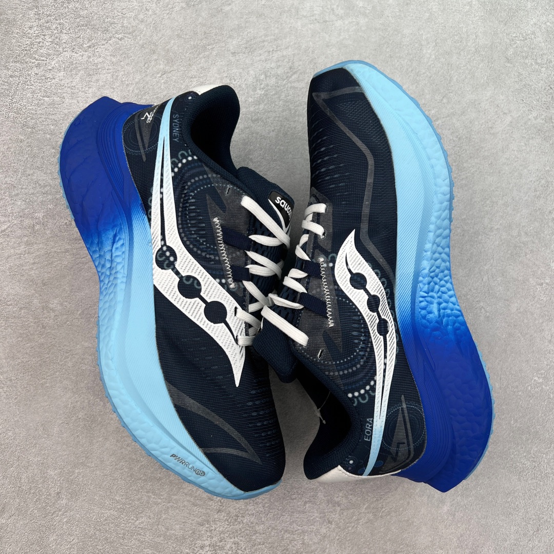 图片[3]-Saucony 索康尼ENDORPHIN Pro 啡速4 男女马拉松运动跑鞋 性能相比前几代再升级：鞋面采用全新升级的工学网设计 贴合脚部更透气 中底部分使用最新的PWRRUN+材质 搭配PWRRUN+鞋垫使中底的大幅加厚 10mm坡差进一步提供缓震、回弹性能 内底则采用了FORMFIT动态适应系统 动态契合脚型 提升包裹性和舒适性 提供更卓越的动态回馈体验 XT-900橡胶大底 可提供良好的抓地力和较强抗磨性能 尺码：36 36.5 37.5 38 38.5 39 40 40.5 41 42 42.5 43 44 44.5 45-选品中心