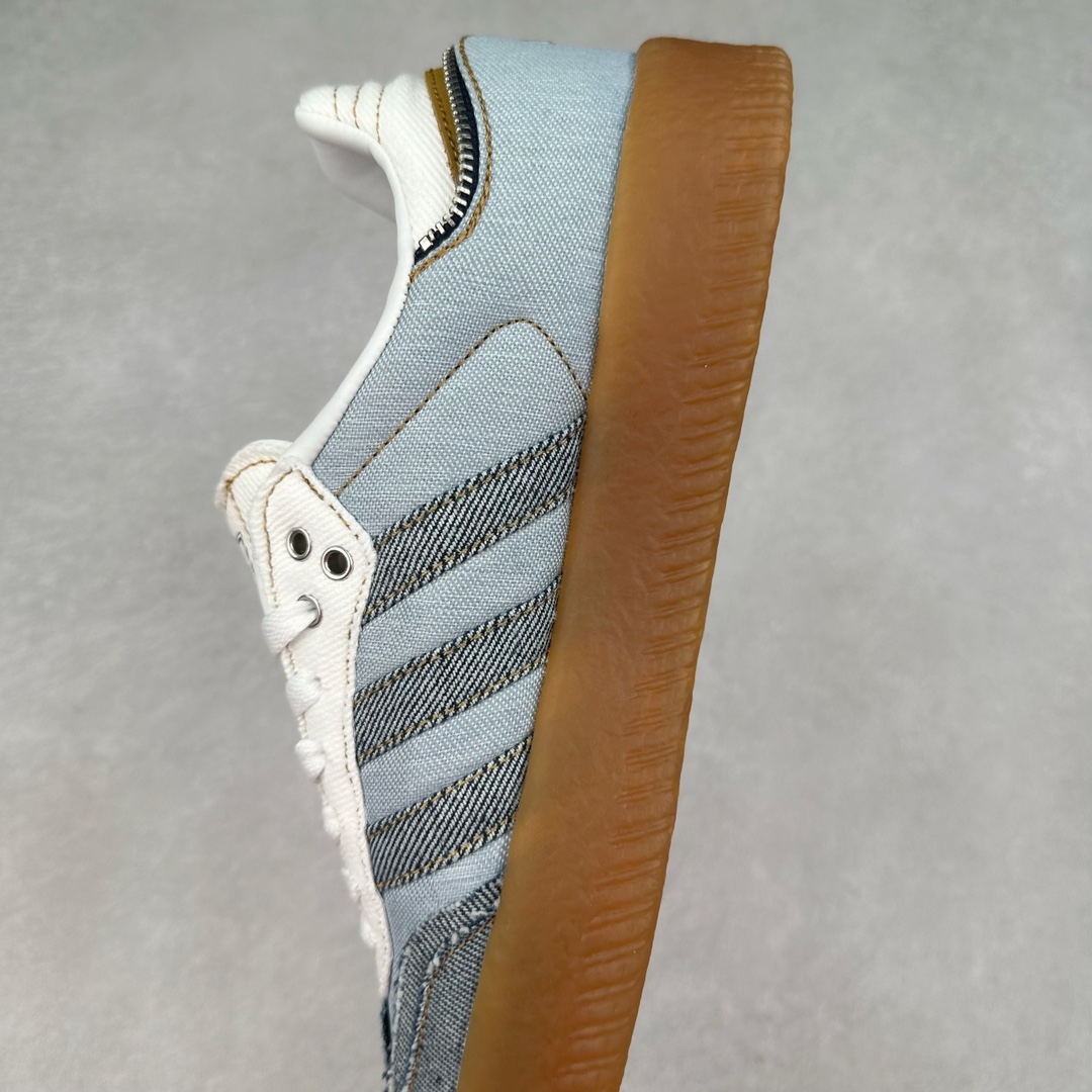 图片[7]-＃福利特价 AD Samba XLG 桑巴舞加大厚底版系列德训风百搭松糕休闲运动板鞋生胶底 自Originals Samba成功借势Blokecore风潮一跃成为街头巷尾的焦点鞋款后,不论是围绕Samba本身打造的各式「变种版本」,还是以Samba为蓝本打造联名鞋款,都成为了时尚潮流人士日常穿搭首选。Samba XLG是adidas Originals不断扩展XLG系列的一部分,旨在与年轻文化相契合,迎合那些希望通过个性时尚表达自我而不愿牺牲舒适度的年轻群体。街头时尚领域的Gen Z特别偏爱宽松的穿着风格。Samba XLG针对这一点做了创新。它在延续Samba OG经典设计的基础上,迎合年轻群体的穿着习惯,重塑为宽大的鞋身比例轮廓以及加厚中底,让消费者轻松展示自己独特的风格。全新的Samba XLG系列不仅迎合了当下年轻群体的穿搭习惯,加宽了鞋身比例以及将中底进一步增厚,在视觉比例上更加饱满,同时还保留了经典Samba的细节,这样一来,鞋迷朋友在穿搭上不仅能更加个性化,而且还能延续一定的复古感受。尺码：36 36⅔ 37⅓ 38 38⅔ 39⅓ 40 40⅔ 41⅓ 42 42⅔ 43⅓ 44 45-选品中心