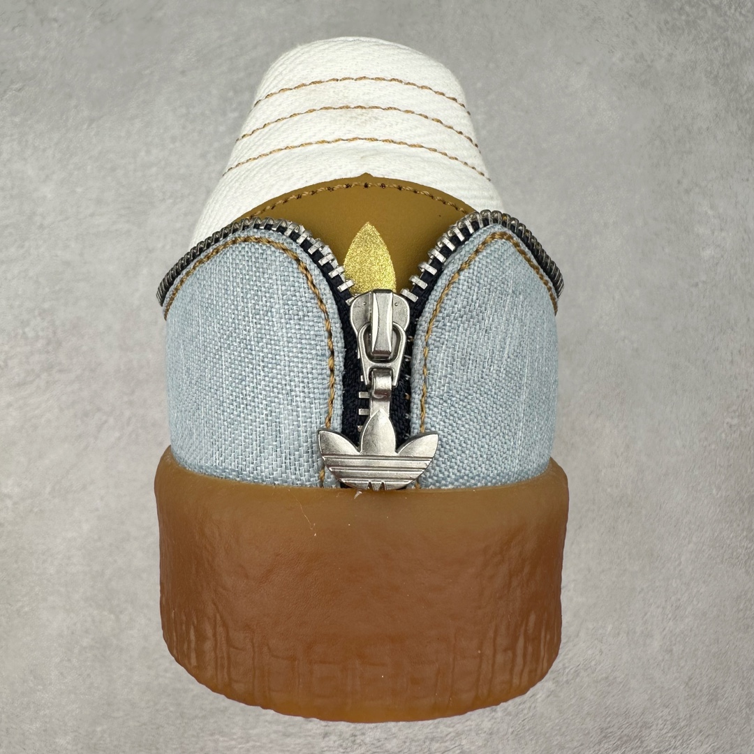 图片[8]-＃福利特价 AD Samba XLG 桑巴舞加大厚底版系列德训风百搭松糕休闲运动板鞋生胶底 自Originals Samba成功借势Blokecore风潮一跃成为街头巷尾的焦点鞋款后,不论是围绕Samba本身打造的各式「变种版本」,还是以Samba为蓝本打造联名鞋款,都成为了时尚潮流人士日常穿搭首选。Samba XLG是adidas Originals不断扩展XLG系列的一部分,旨在与年轻文化相契合,迎合那些希望通过个性时尚表达自我而不愿牺牲舒适度的年轻群体。街头时尚领域的Gen Z特别偏爱宽松的穿着风格。Samba XLG针对这一点做了创新。它在延续Samba OG经典设计的基础上,迎合年轻群体的穿着习惯,重塑为宽大的鞋身比例轮廓以及加厚中底,让消费者轻松展示自己独特的风格。全新的Samba XLG系列不仅迎合了当下年轻群体的穿搭习惯,加宽了鞋身比例以及将中底进一步增厚,在视觉比例上更加饱满,同时还保留了经典Samba的细节,这样一来,鞋迷朋友在穿搭上不仅能更加个性化,而且还能延续一定的复古感受。尺码：36 36⅔ 37⅓ 38 38⅔ 39⅓ 40 40⅔ 41⅓ 42 42⅔ 43⅓ 44 45-选品中心