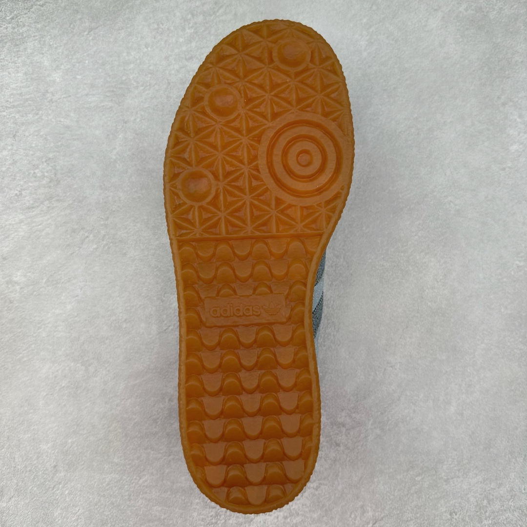 图片[9]-＃福利特价 AD Samba XLG 桑巴舞加大厚底版系列德训风百搭松糕休闲运动板鞋生胶底 自Originals Samba成功借势Blokecore风潮一跃成为街头巷尾的焦点鞋款后,不论是围绕Samba本身打造的各式「变种版本」,还是以Samba为蓝本打造联名鞋款,都成为了时尚潮流人士日常穿搭首选。Samba XLG是adidas Originals不断扩展XLG系列的一部分,旨在与年轻文化相契合,迎合那些希望通过个性时尚表达自我而不愿牺牲舒适度的年轻群体。街头时尚领域的Gen Z特别偏爱宽松的穿着风格。Samba XLG针对这一点做了创新。它在延续Samba OG经典设计的基础上,迎合年轻群体的穿着习惯,重塑为宽大的鞋身比例轮廓以及加厚中底,让消费者轻松展示自己独特的风格。全新的Samba XLG系列不仅迎合了当下年轻群体的穿搭习惯,加宽了鞋身比例以及将中底进一步增厚,在视觉比例上更加饱满,同时还保留了经典Samba的细节,这样一来,鞋迷朋友在穿搭上不仅能更加个性化,而且还能延续一定的复古感受。尺码：36 36⅔ 37⅓ 38 38⅔ 39⅓ 40 40⅔ 41⅓ 42 42⅔ 43⅓ 44 45-选品中心