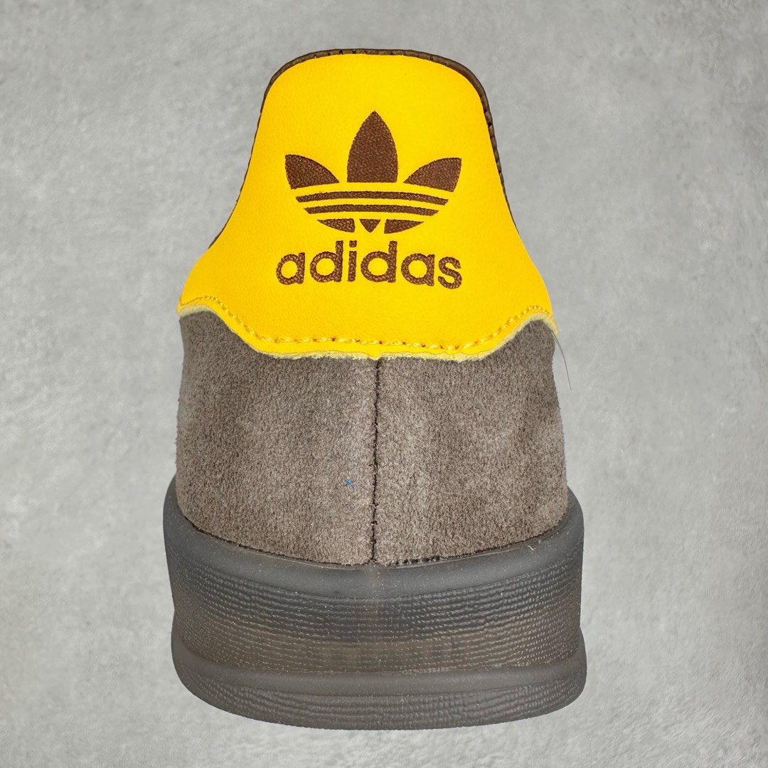 图片[8]-＃纯原福利 AD Original Gazelle Indoor Trainers 瞪羚室内鞋系列低帮复古百搭休闲运动德训风板鞋 JI2717 长期补货超性价比特供批次 原厂定制长毛翻毛皮组合环保纤维革鞋面材质 内置环保海玻璃鞋垫 外置RB橡胶大底 产品品控稳定性领先行业 原厂全套原楦原纸板冲刀磨具开发 原厂皮料加持 原厂港宝加持定型后跟R度完美 将复古进行到底 简约流畅 三十年不变经典 这款Gazelle运动鞋 无论面料、配色、质感或设计 都只在重现其1991年原款的经典 皮革鞋面 撞色三条纹和鞋跟标的设计 力求呈现90年代的经典复古风潮 Samba火热的同时 也带动了其它的复古鞋型 Gazelle便是其中一只 Gazelle Indoor拥有包边更宽的T字型鞋头 更好的保护运动员的前掌 浓浓的复古氛围感 非常适合现在流行的Cleanfit风格 尺码：35 36 36⅔ 37⅓ 38 38⅔ 39⅓ 40 40⅔ 41⅓ 42 42⅔ 43⅓ 44 44⅔ 45-选品中心