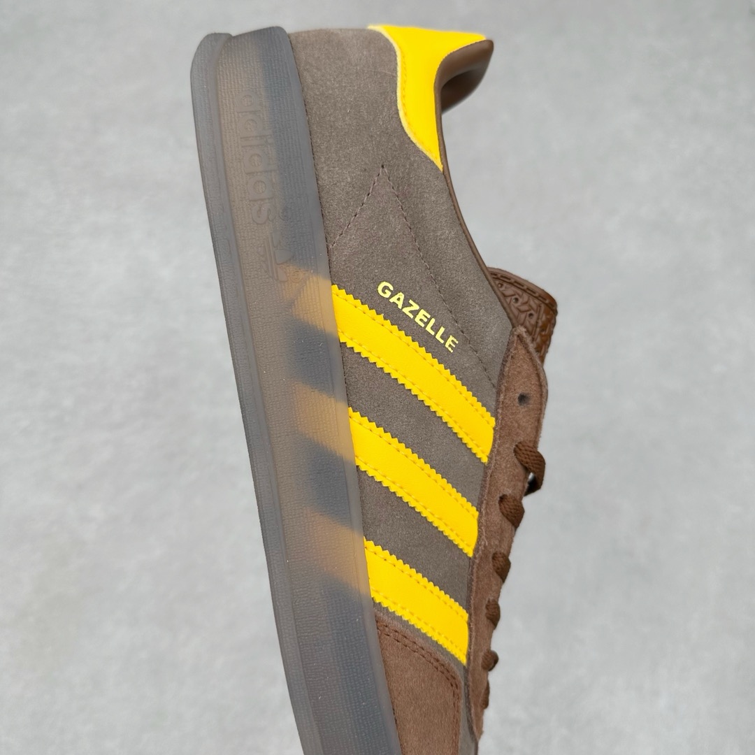 图片[6]-＃纯原福利 AD Original Gazelle Indoor Trainers 瞪羚室内鞋系列低帮复古百搭休闲运动德训风板鞋 JI2717 长期补货超性价比特供批次 原厂定制长毛翻毛皮组合环保纤维革鞋面材质 内置环保海玻璃鞋垫 外置RB橡胶大底 产品品控稳定性领先行业 原厂全套原楦原纸板冲刀磨具开发 原厂皮料加持 原厂港宝加持定型后跟R度完美 将复古进行到底 简约流畅 三十年不变经典 这款Gazelle运动鞋 无论面料、配色、质感或设计 都只在重现其1991年原款的经典 皮革鞋面 撞色三条纹和鞋跟标的设计 力求呈现90年代的经典复古风潮 Samba火热的同时 也带动了其它的复古鞋型 Gazelle便是其中一只 Gazelle Indoor拥有包边更宽的T字型鞋头 更好的保护运动员的前掌 浓浓的复古氛围感 非常适合现在流行的Cleanfit风格 尺码：35 36 36⅔ 37⅓ 38 38⅔ 39⅓ 40 40⅔ 41⅓ 42 42⅔ 43⅓ 44 44⅔ 45-选品中心