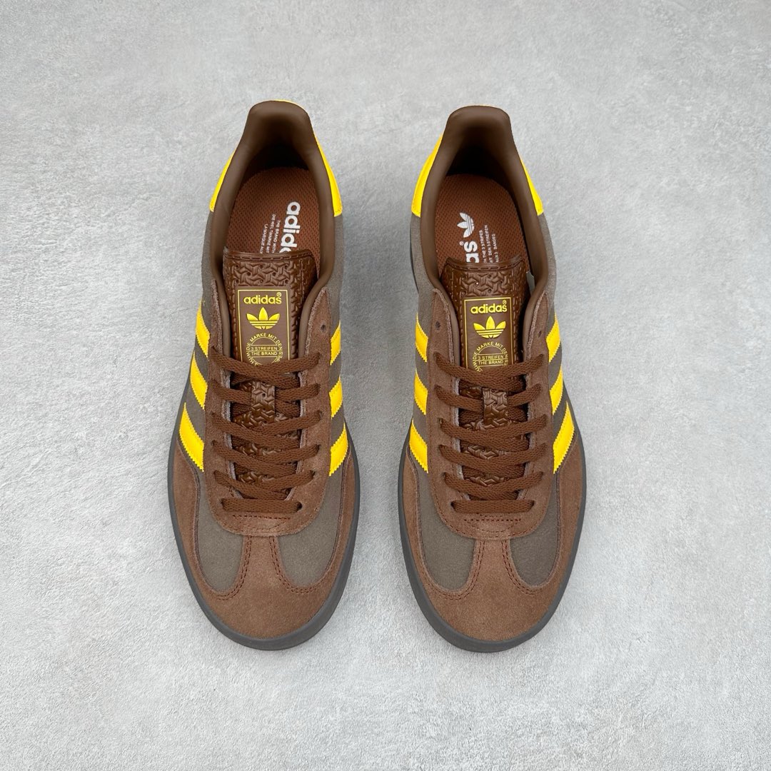 图片[2]-＃纯原福利 AD Original Gazelle Indoor Trainers 瞪羚室内鞋系列低帮复古百搭休闲运动德训风板鞋 JI2717 长期补货超性价比特供批次 原厂定制长毛翻毛皮组合环保纤维革鞋面材质 内置环保海玻璃鞋垫 外置RB橡胶大底 产品品控稳定性领先行业 原厂全套原楦原纸板冲刀磨具开发 原厂皮料加持 原厂港宝加持定型后跟R度完美 将复古进行到底 简约流畅 三十年不变经典 这款Gazelle运动鞋 无论面料、配色、质感或设计 都只在重现其1991年原款的经典 皮革鞋面 撞色三条纹和鞋跟标的设计 力求呈现90年代的经典复古风潮 Samba火热的同时 也带动了其它的复古鞋型 Gazelle便是其中一只 Gazelle Indoor拥有包边更宽的T字型鞋头 更好的保护运动员的前掌 浓浓的复古氛围感 非常适合现在流行的Cleanfit风格 尺码：35 36 36⅔ 37⅓ 38 38⅔ 39⅓ 40 40⅔ 41⅓ 42 42⅔ 43⅓ 44 44⅔ 45-选品中心